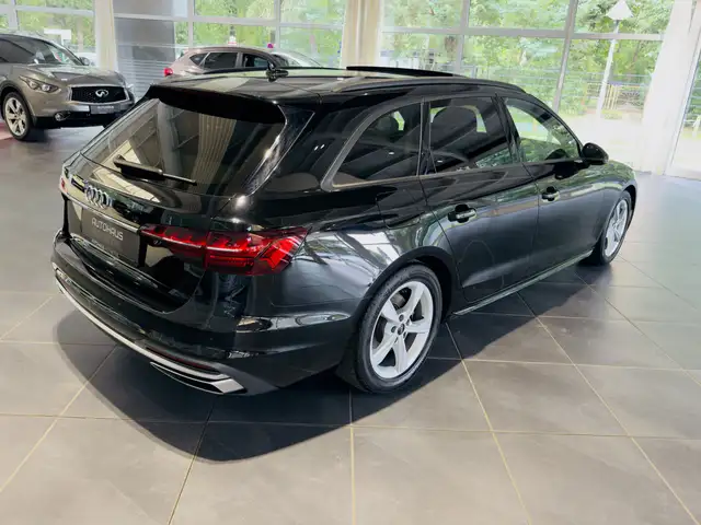Audi A4 Avant view 6