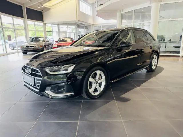 Audi A4 Avant view 3