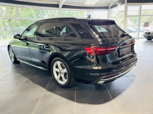 Audi A4 Avant view 4
