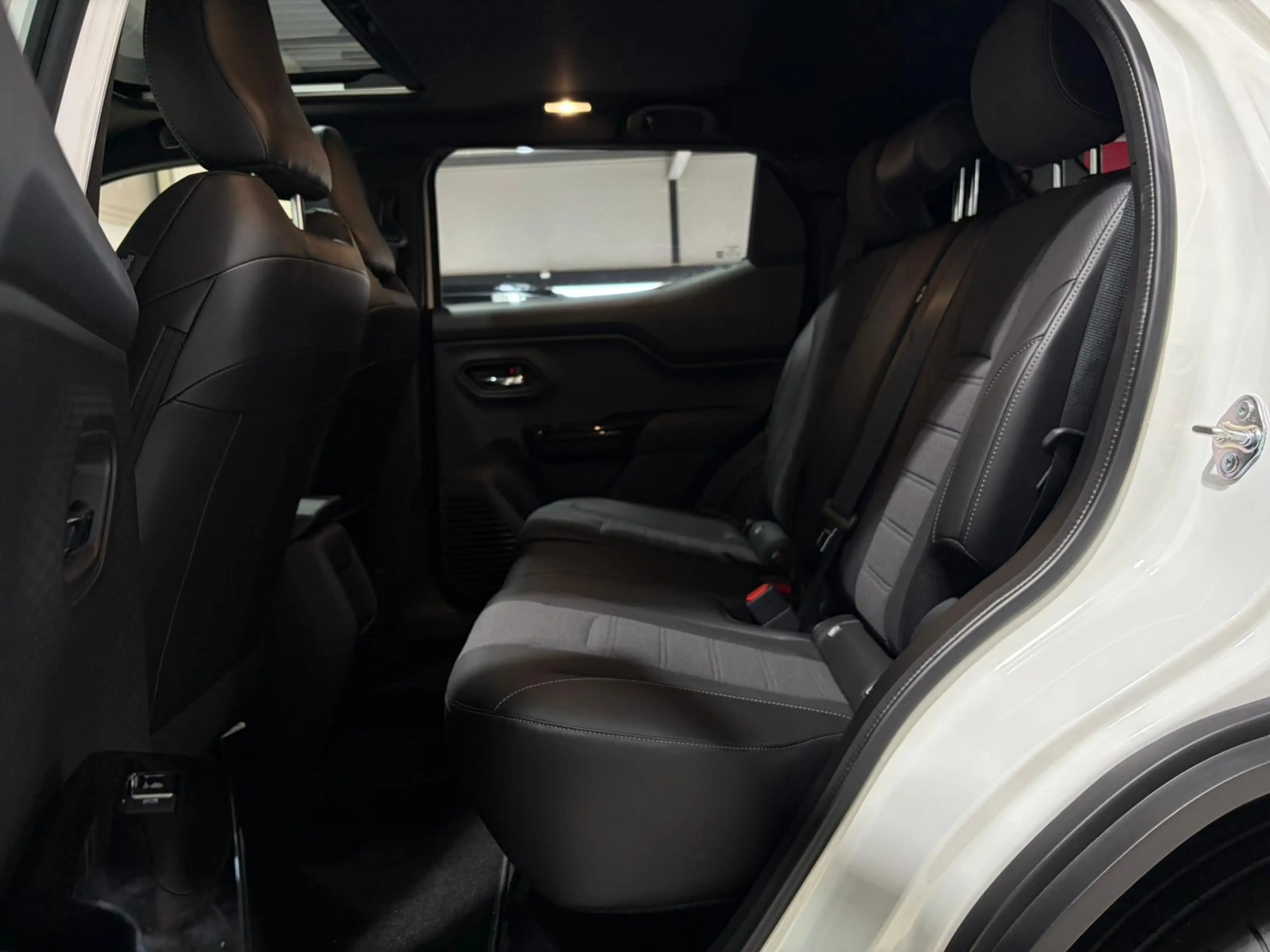 Toyota Urban Cruiser Executive 61 kWh Direct Leverbaar, JBL Geluidsyste — photo 13
