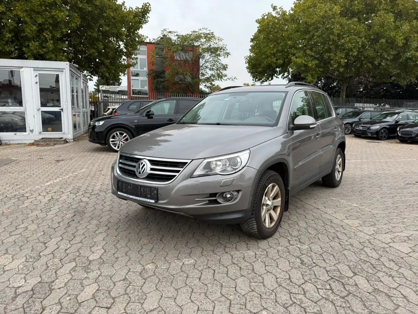 Volkswagen Tiguan Track & Field 4Motion*DSG*AHK*SHZ*PDC*EU5 Grau - 1