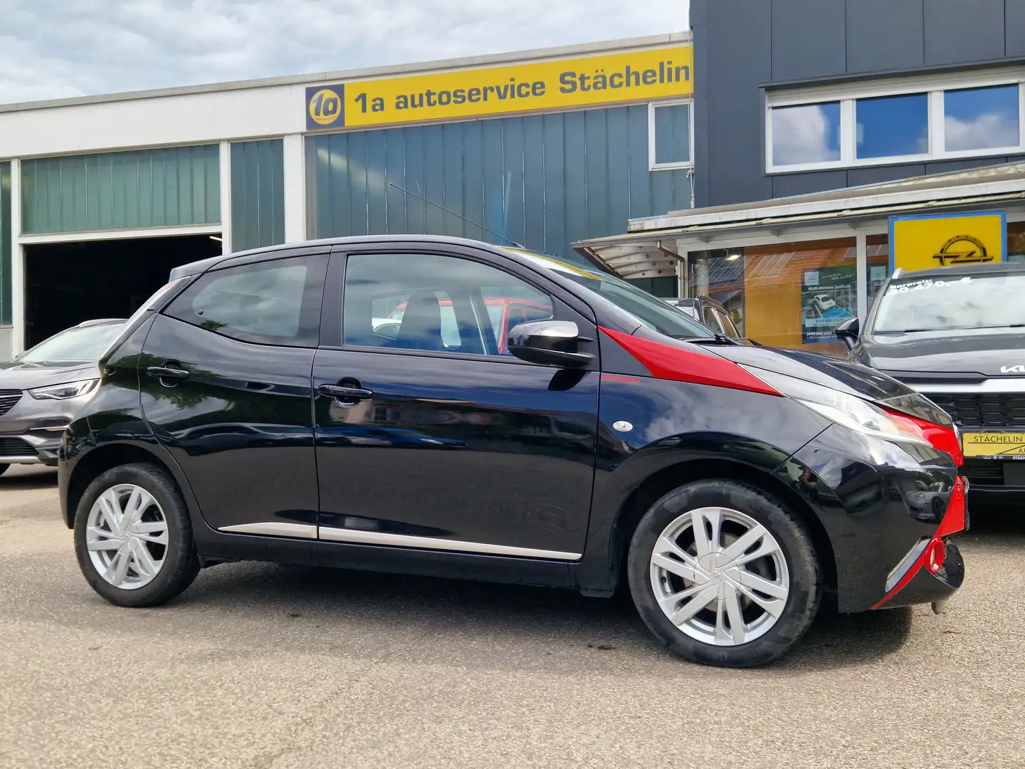 Toyota Aygo Aygo 1.0 5-t Edition,KLIMA,BT,TÜV NEU Schwarz - 1