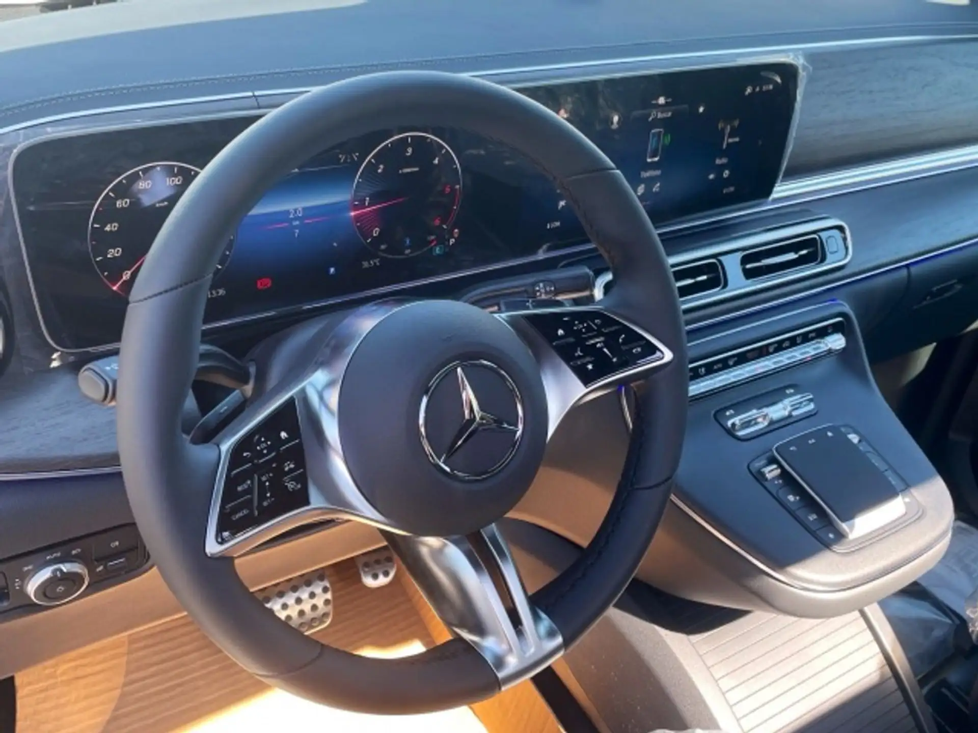 Mercedes-Benz V-Class V 300 2026 은색 사진 8