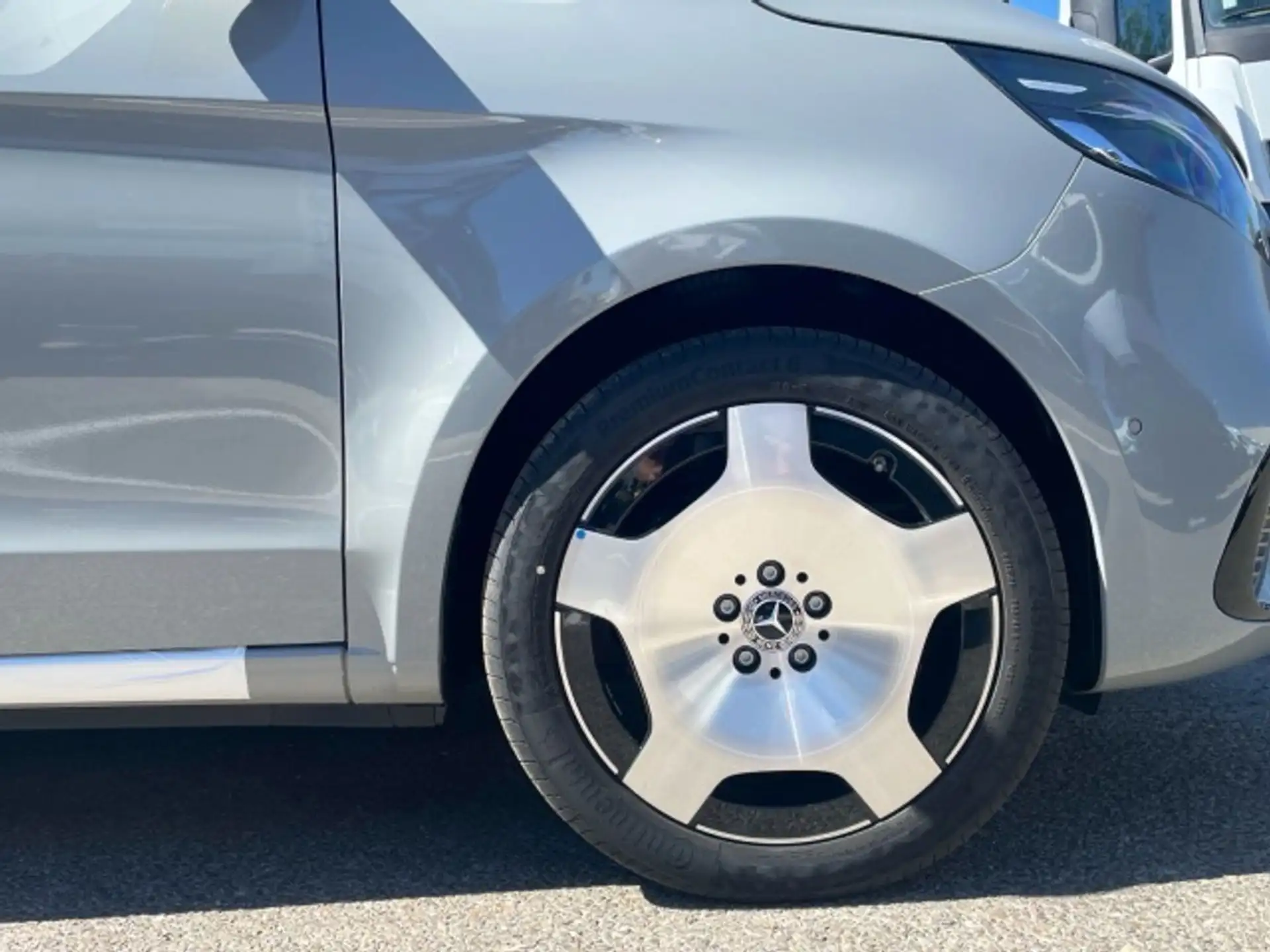 Mercedes-Benz V-Class V 300 2026 은색 사진 5