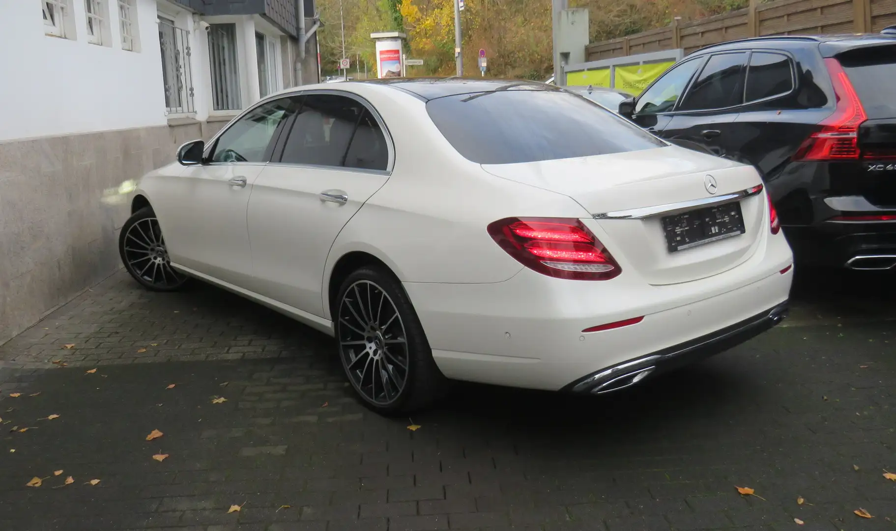 Mercedes-Benz E 220 E 220 d Limousine // Pano, AHK, Virtl. Weiß - 2
