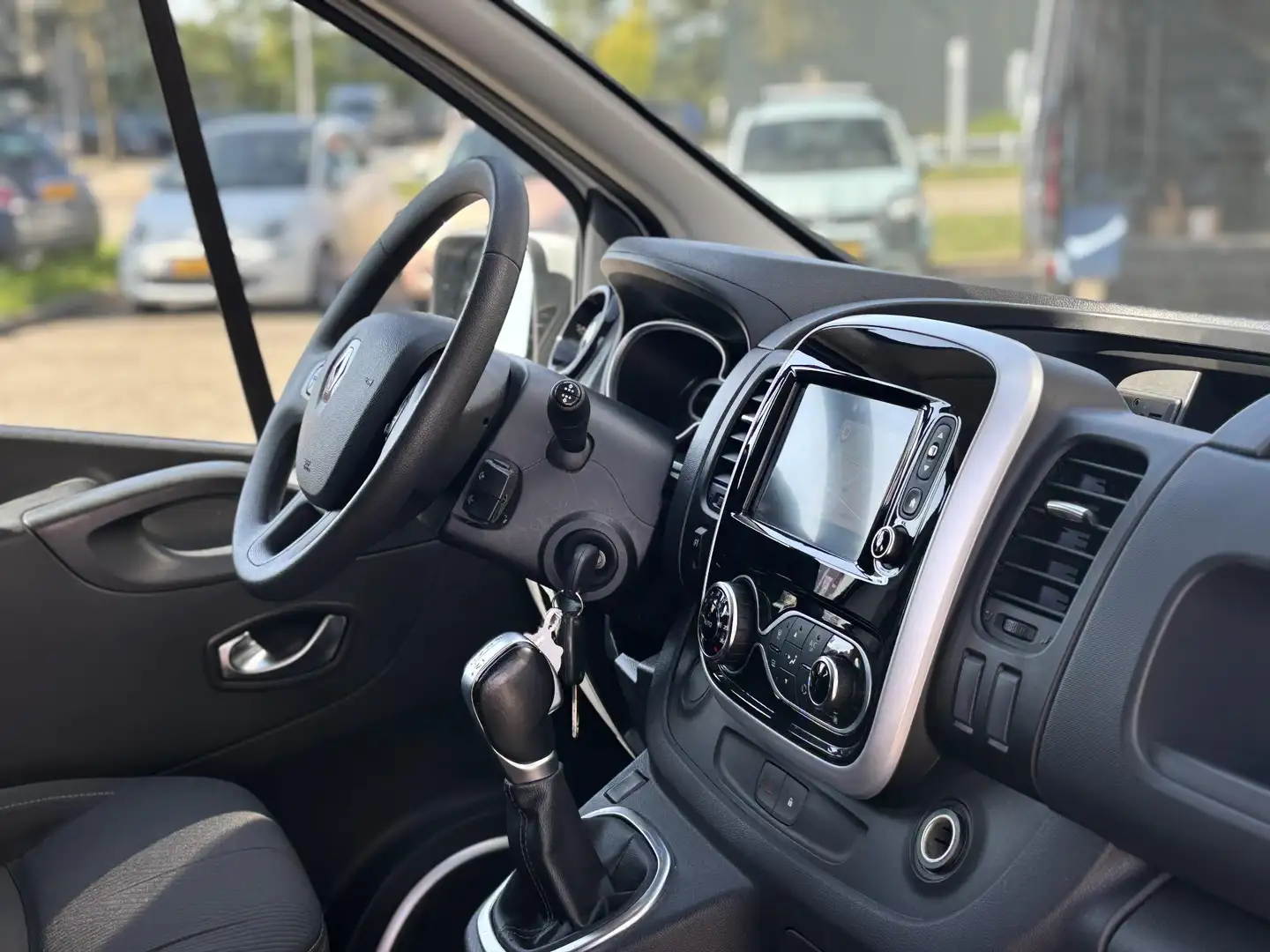 Renault Trafic 2.0 dCi 145 T29 L2H1 DC Business | 6-Zitter | Trek Wit - 2