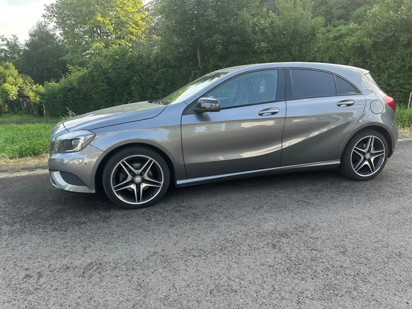 Mercedes-Benz 180 A-Klasse 180, Urban, Automatik, 1. Hand, 68.300 Km Grijs - 1
