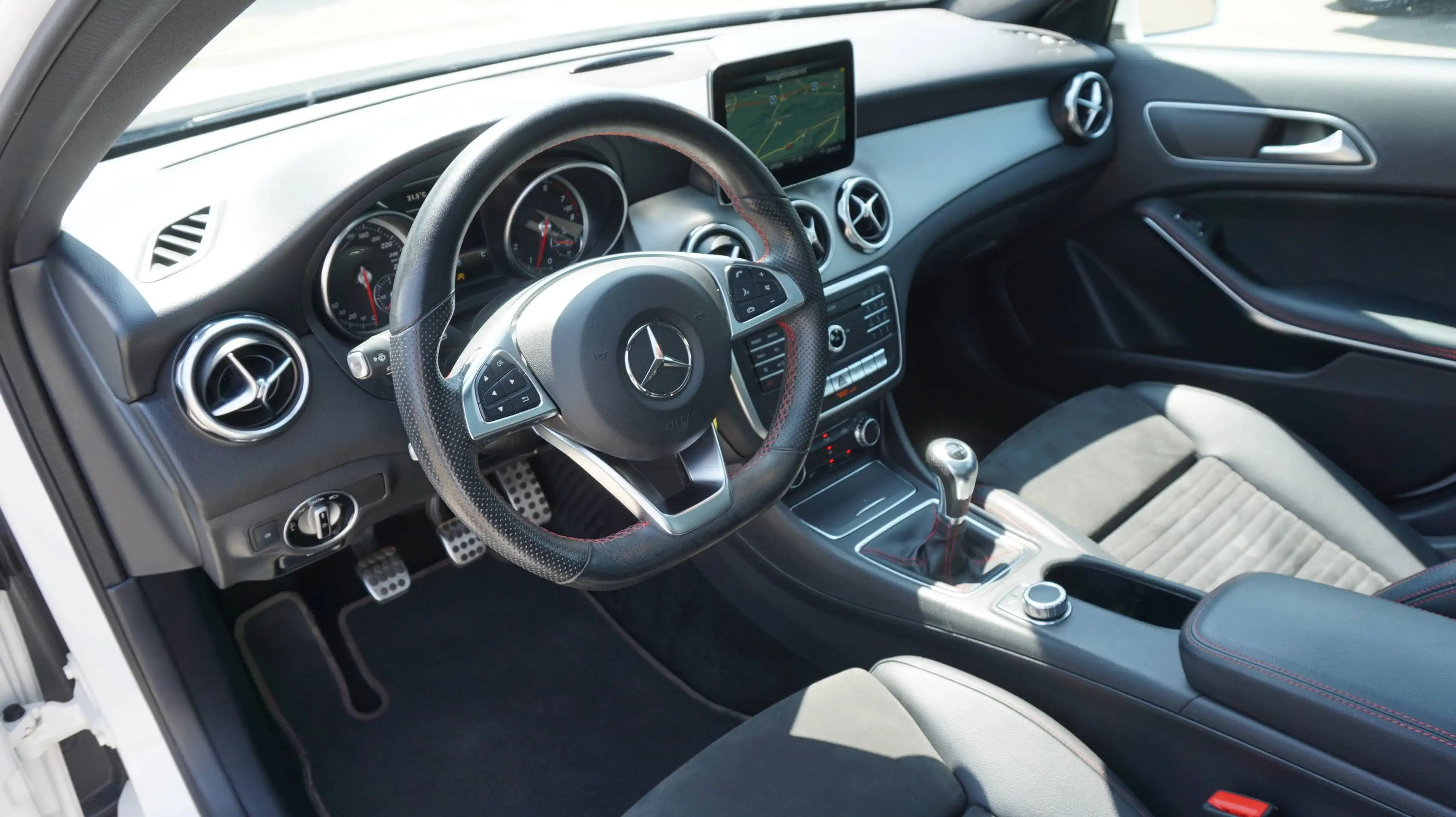 Mercedes-Benz GLA 200 GLA 200 !! Panoramadach !! Sitzheizung !! — photo 8