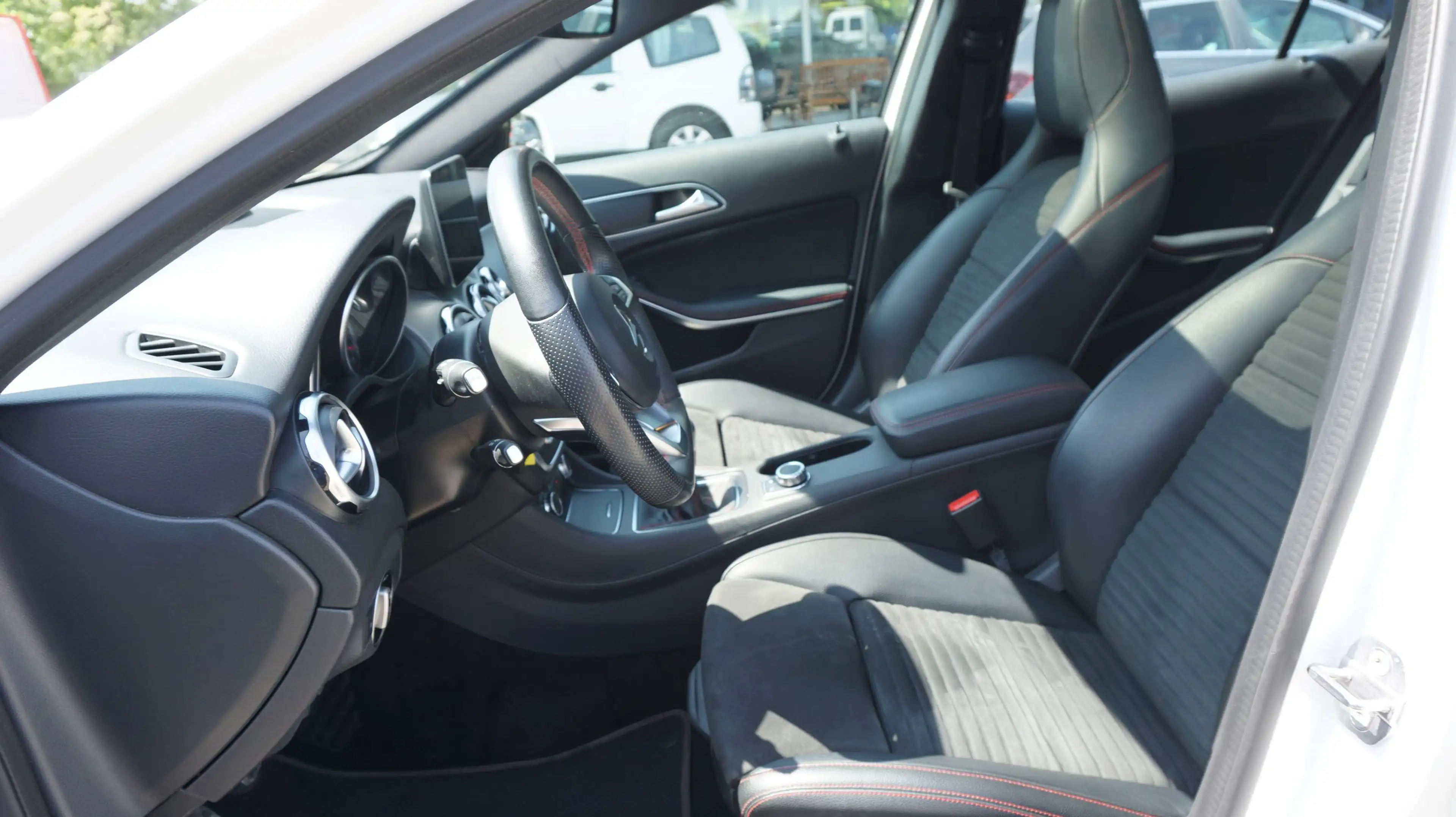 Mercedes-Benz GLA 200 GLA 200 !! Panoramadach !! Sitzheizung !! — photo 9