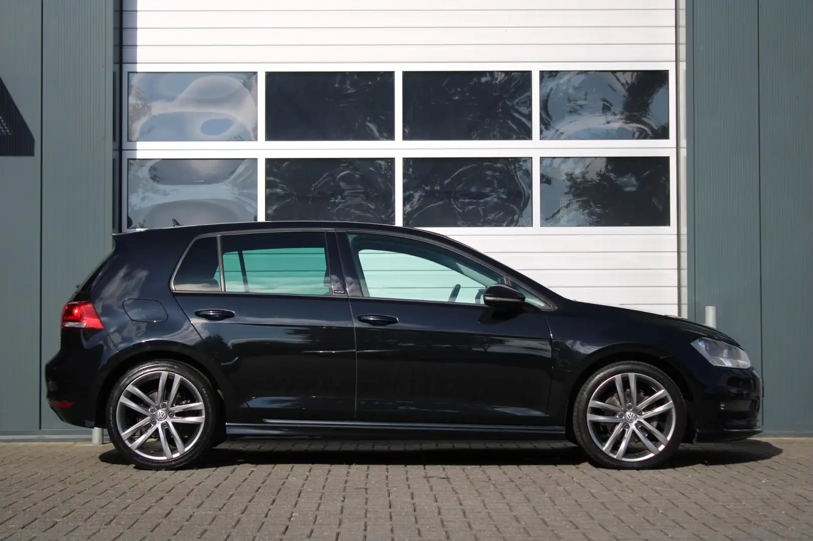 Volkswagen Golf 1.4 TSI Connected Series R-Line DSG Clima/Cruise/N Zwart - 2