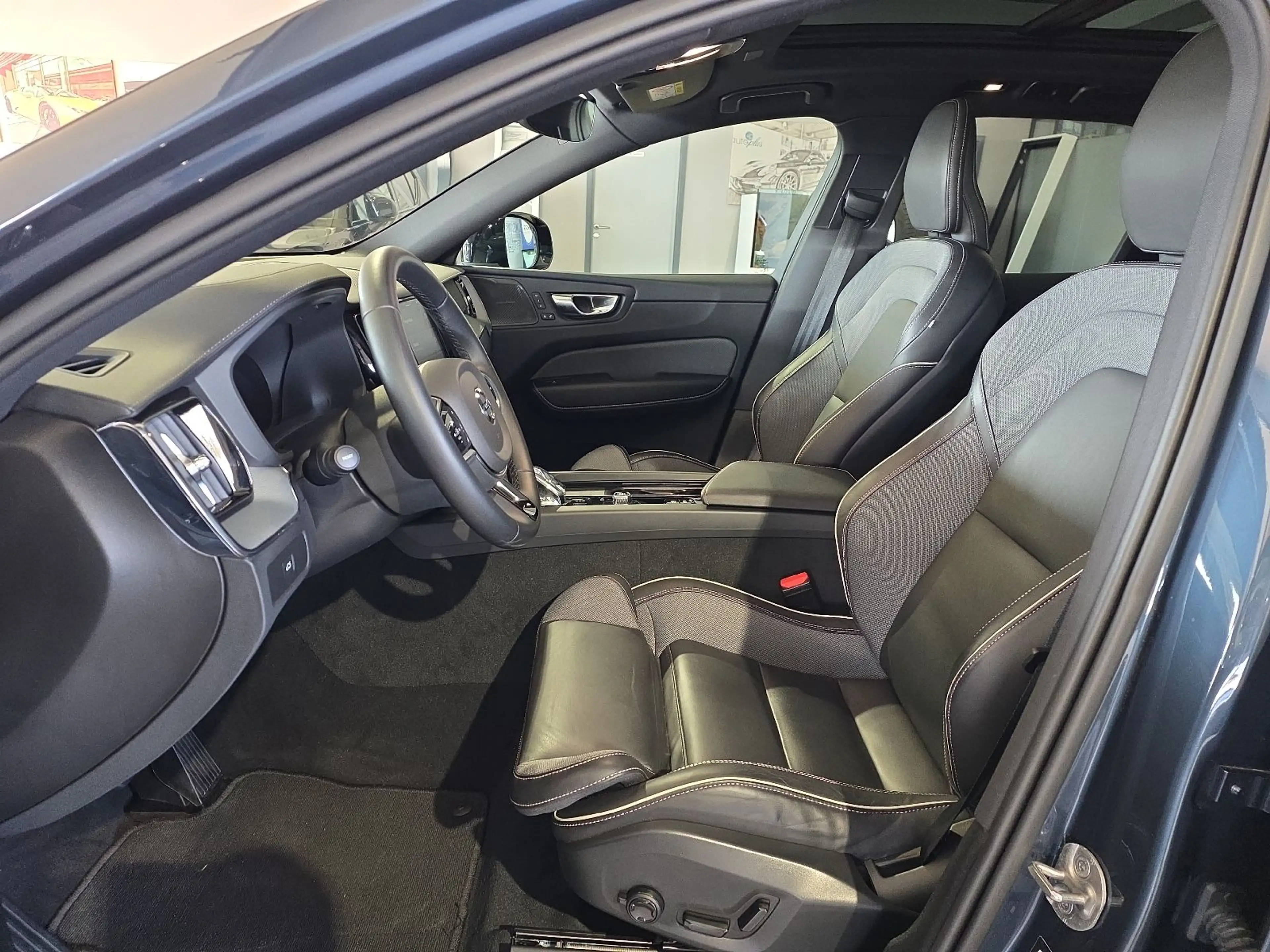 Volvo XC60 B5 Ultra Dark AWD ACC BLIS FourC AHK 360° — photo 22