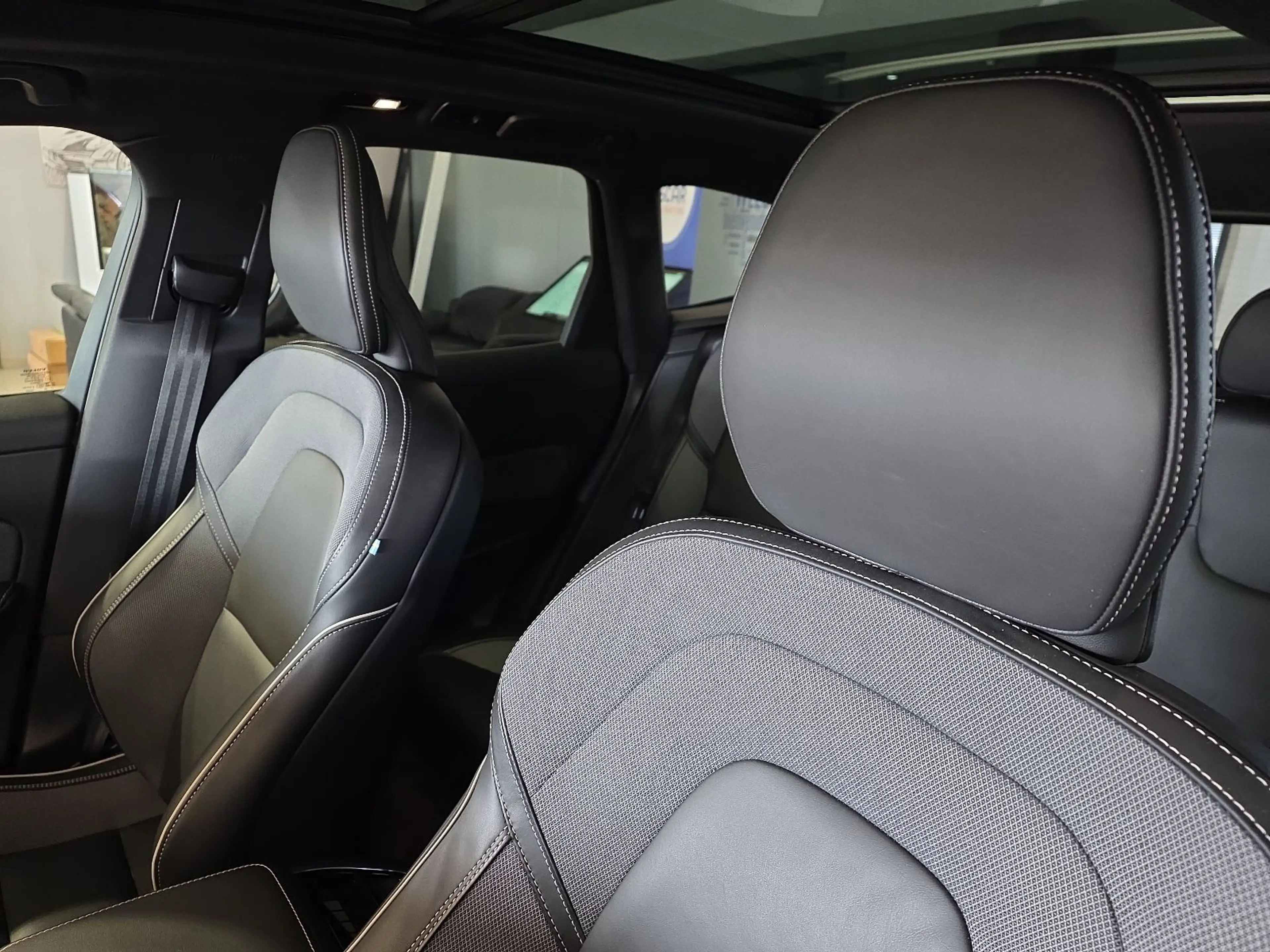 Volvo XC60 B5 Ultra Dark AWD ACC BLIS FourC AHK 360° — photo 21
