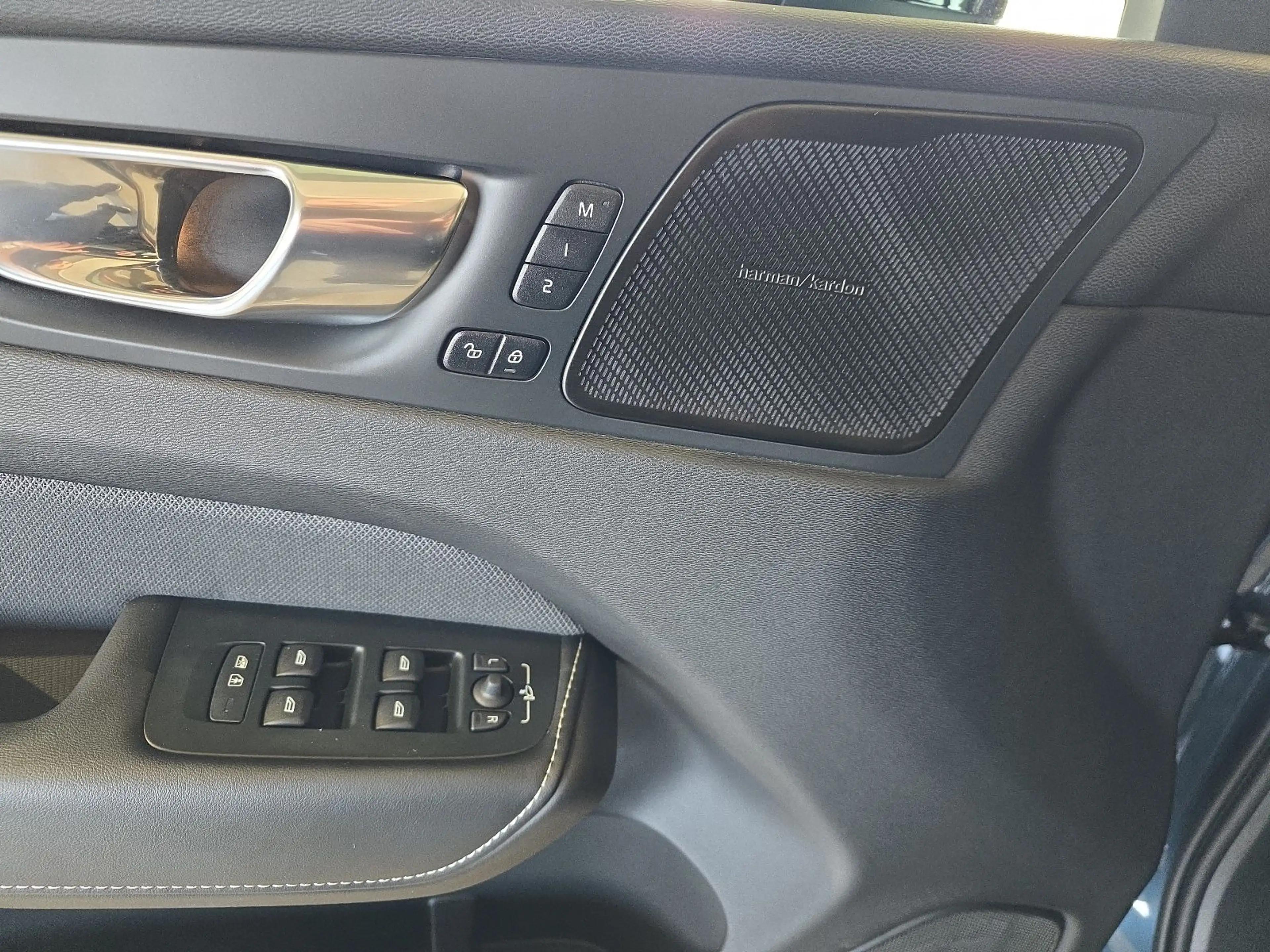 Volvo XC60 B5 Ultra Dark AWD ACC BLIS FourC AHK 360° — photo 18