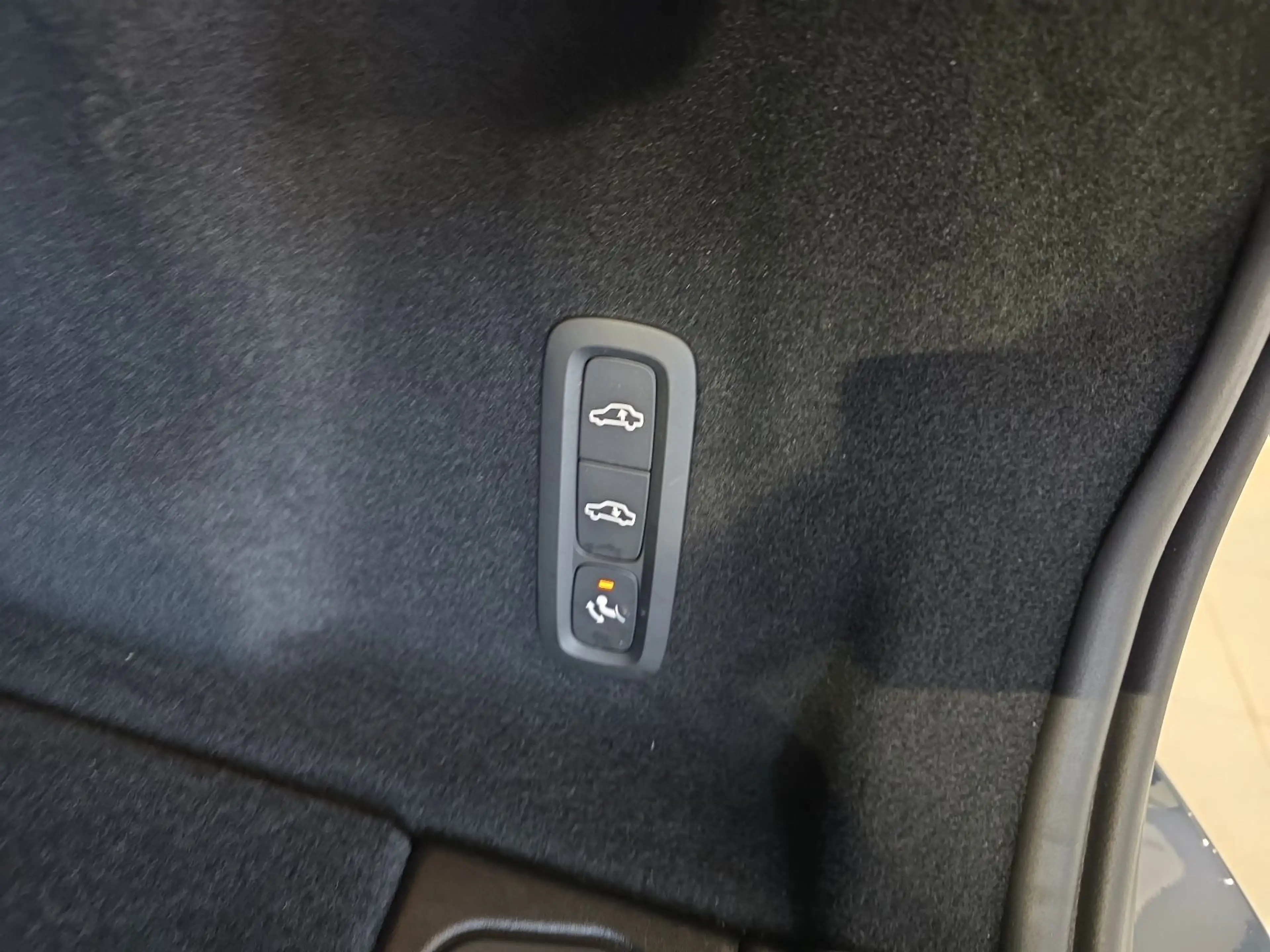 Volvo XC60 B5 Ultra Dark AWD ACC BLIS FourC AHK 360° — photo 15