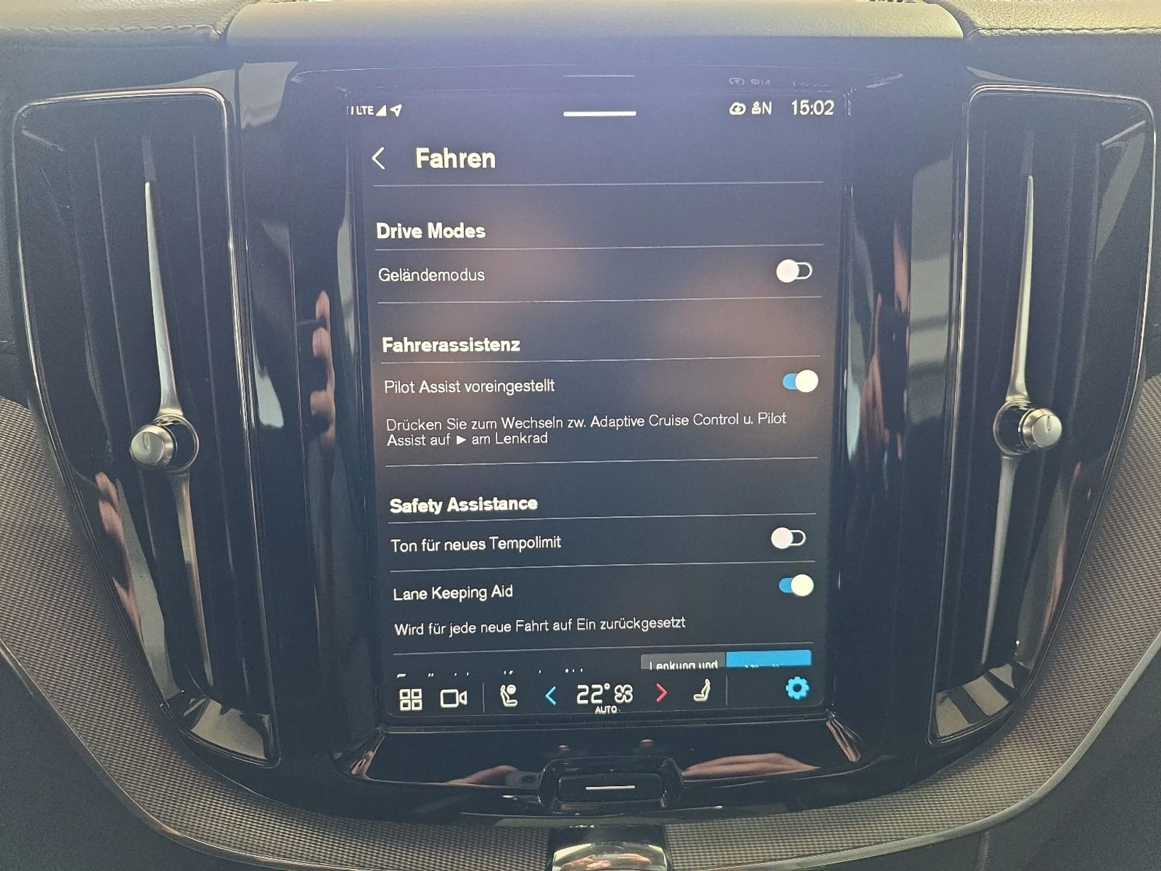 Volvo XC60 B5 Ultra Dark AWD ACC BLIS FourC AHK 360° — photo 29