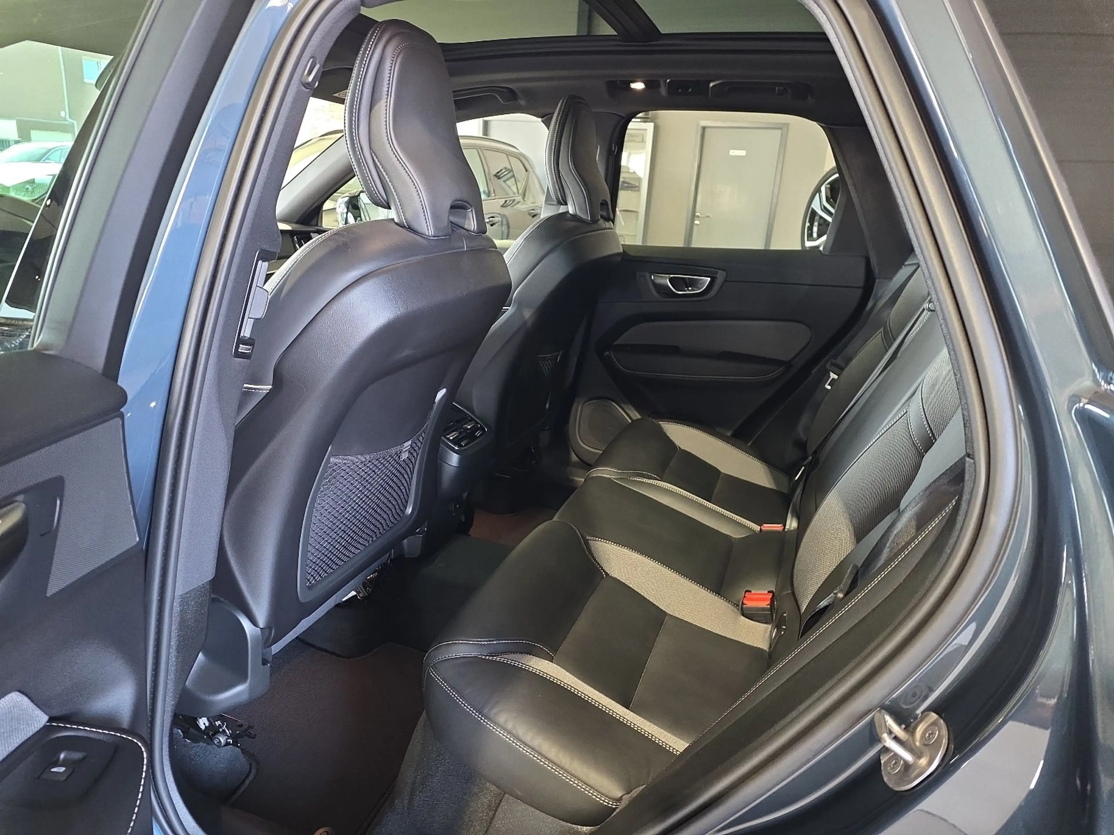 Volvo XC60 B5 Ultra Dark AWD ACC BLIS FourC AHK 360° — photo 17