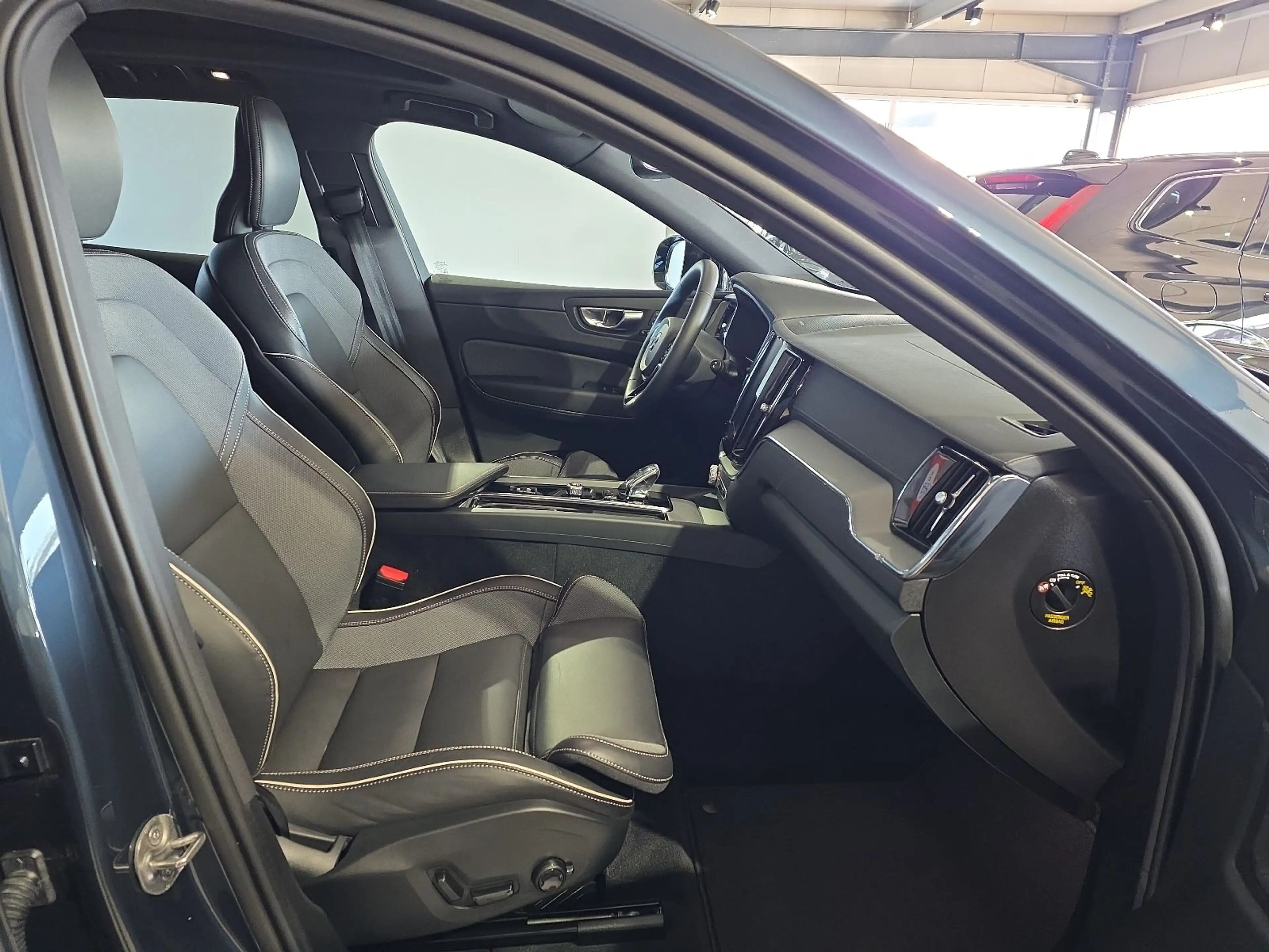 Volvo XC60 B5 Ultra Dark AWD ACC BLIS FourC AHK 360° — photo 11