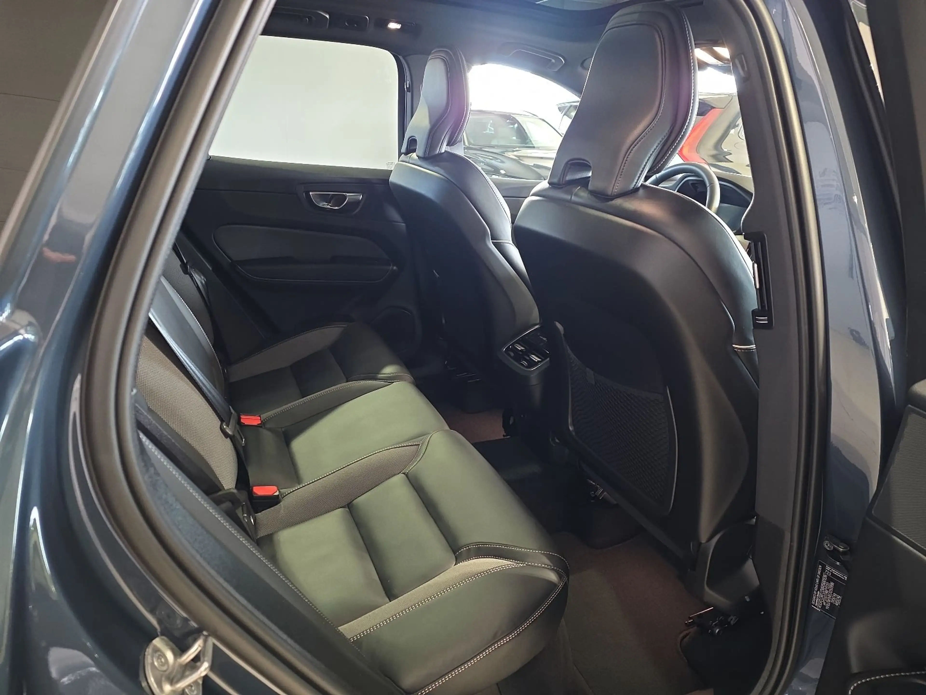 Volvo XC60 B5 Ultra Dark AWD ACC BLIS FourC AHK 360° — photo 13