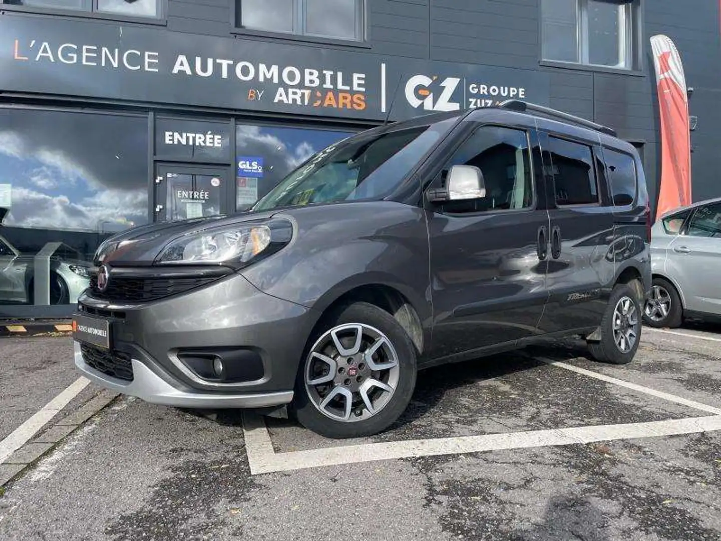 Fiat Doblo TREKKING Gris - 2