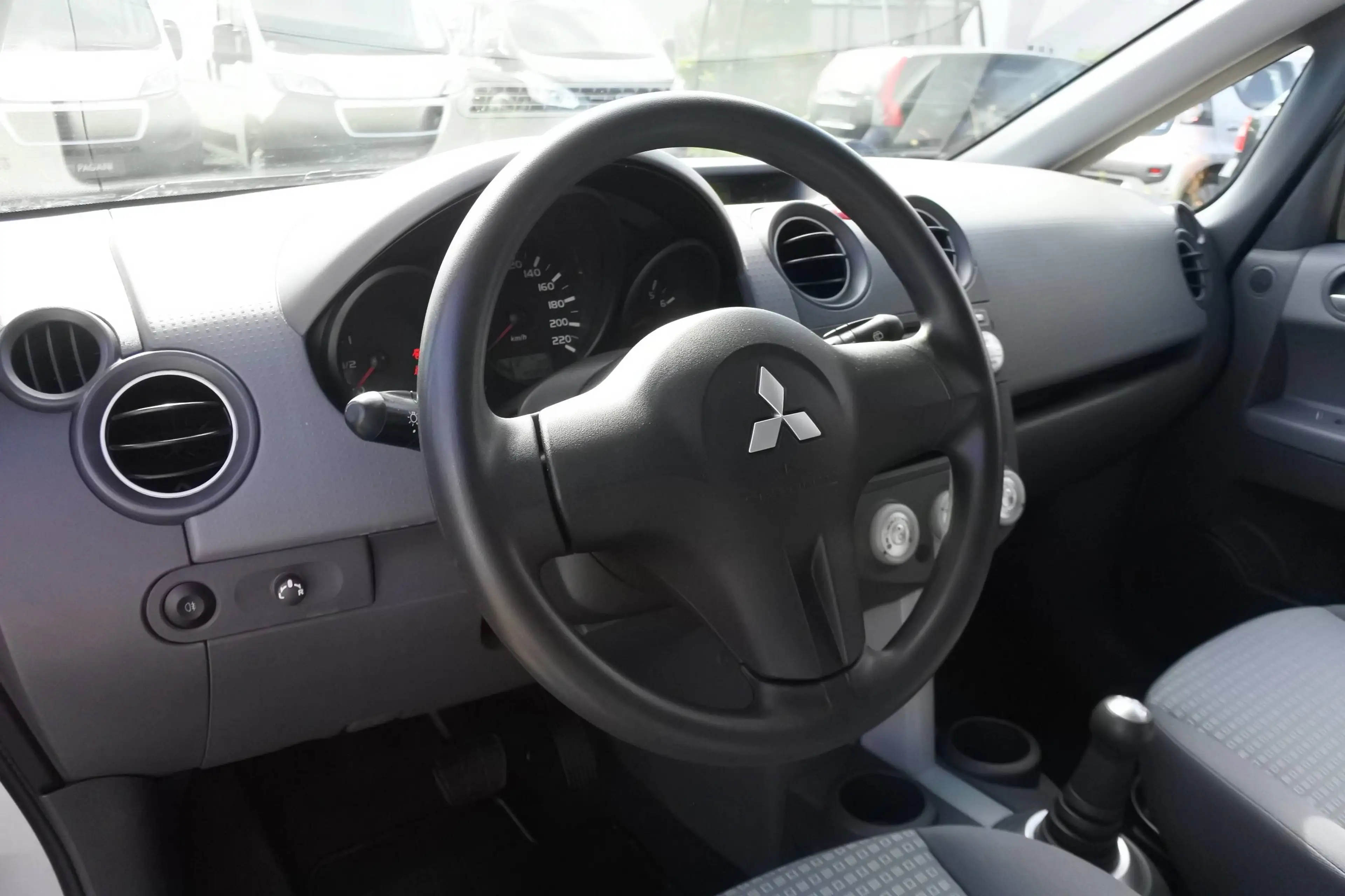 Mitsubishi Colt Colt Invite 1,3 Aut. Invite/NUR 45800KM!!/1.BESITZ — photo 9