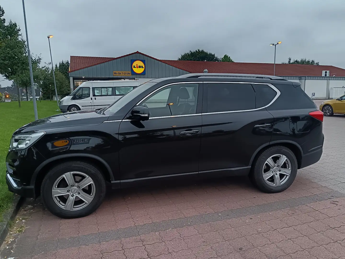 SsangYong Rexton Rexton 2.2 e-XDi 220 4WD Aut. Sondermodel Schwarz - 1