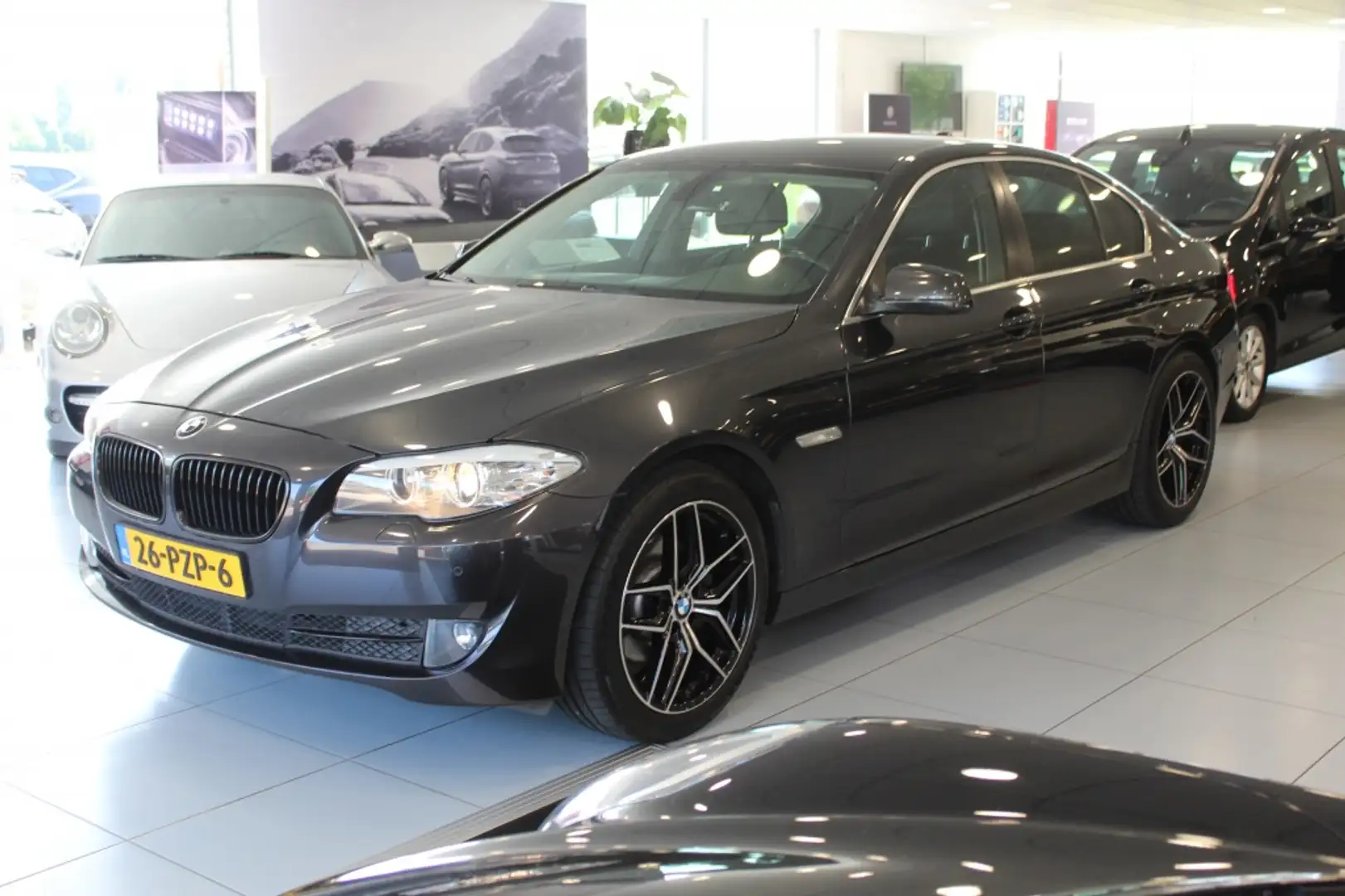 BMW 523 5-serie 523i Executive/CRUISE CONTROL/NAVIGATIE/PD Grijs - 2