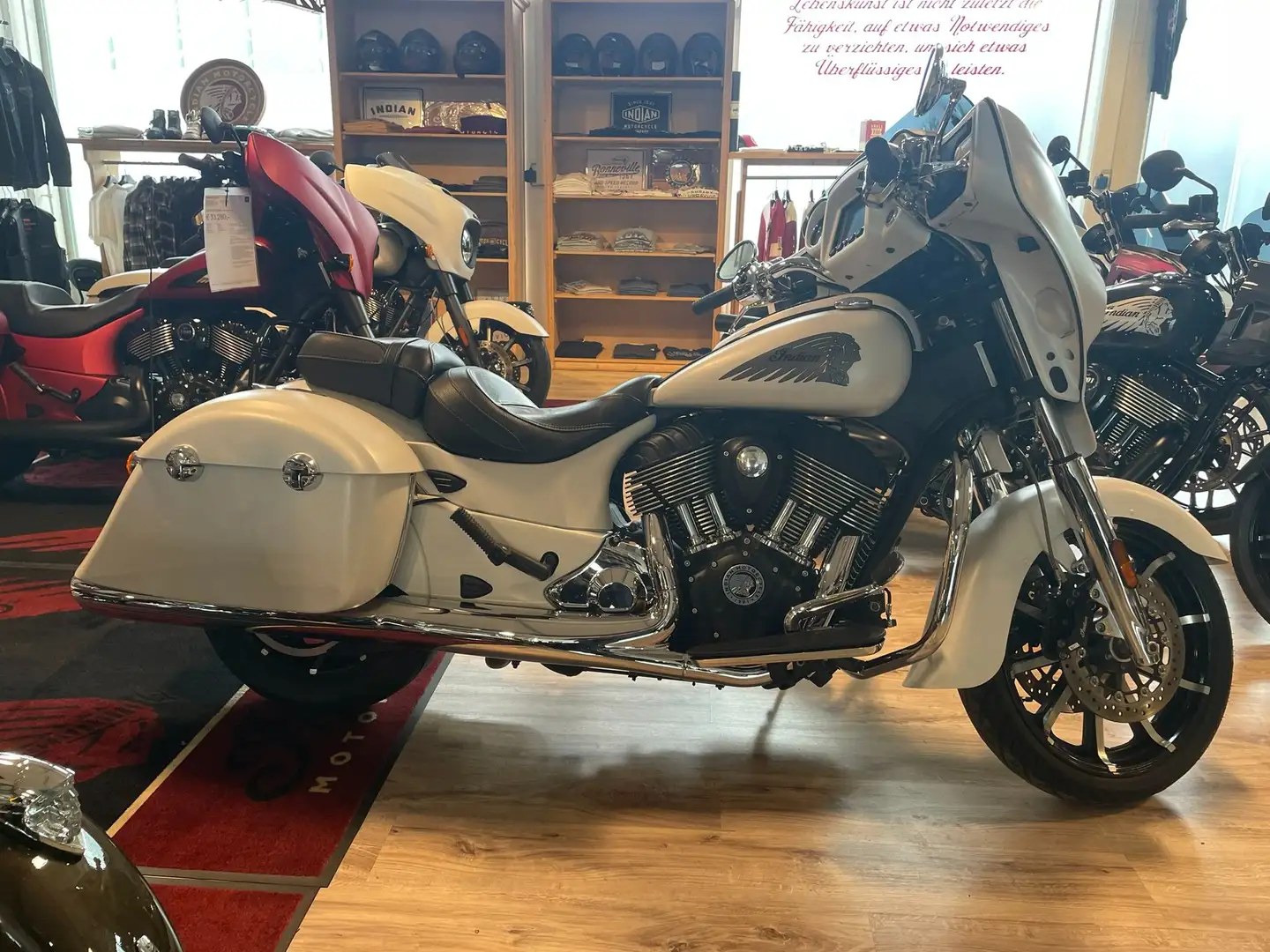 Indian Chieftain Dark Horse White - 2