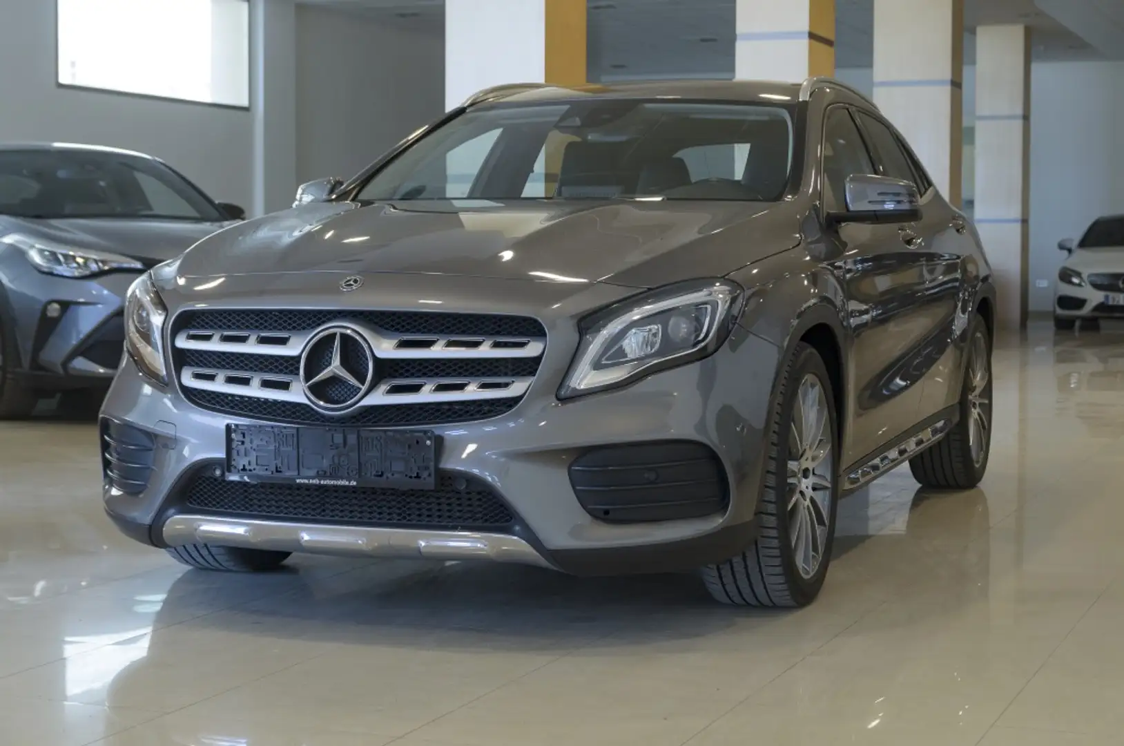 Mercedes-Benz GLA 200 d Gris - 2