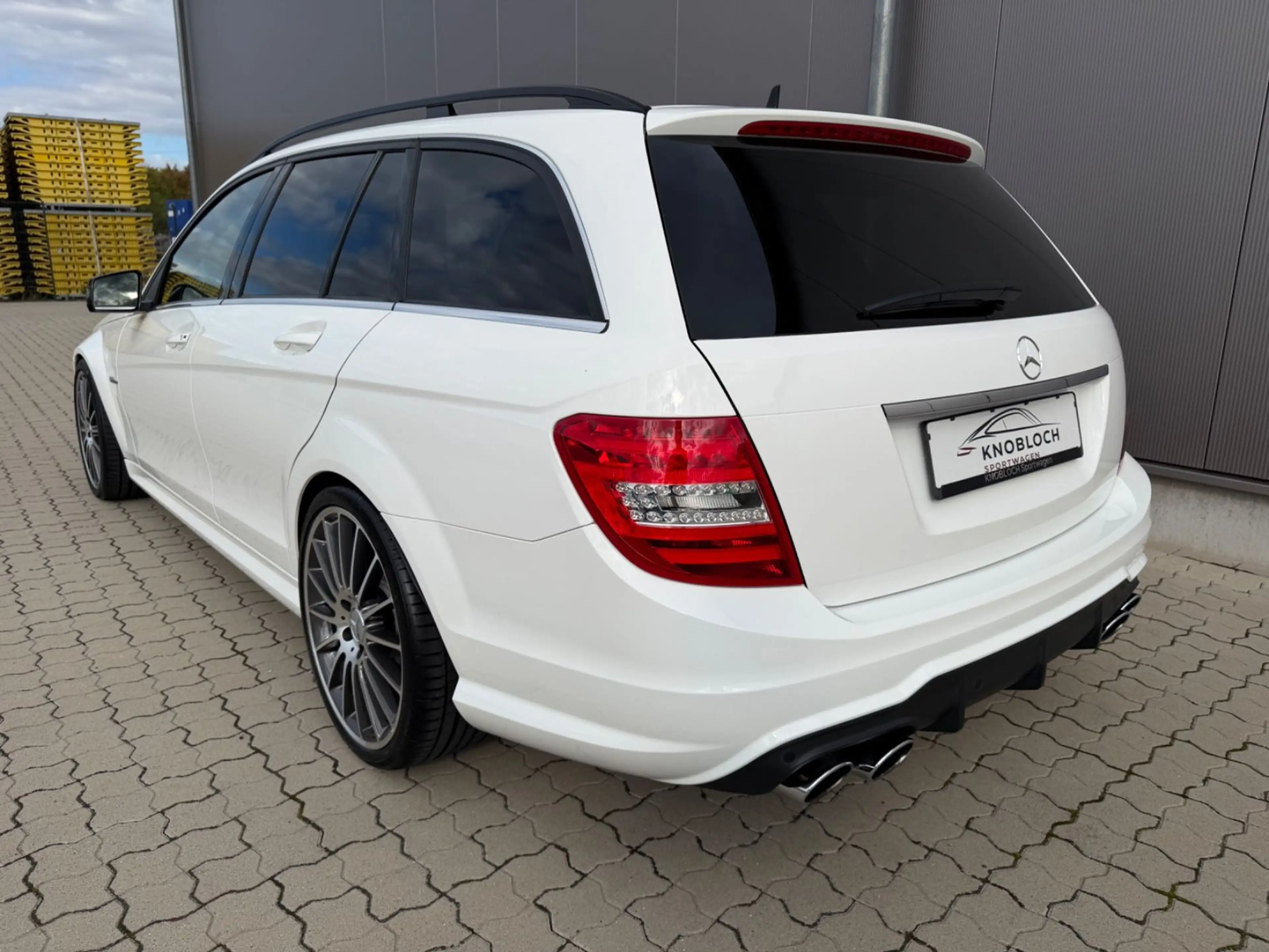 Mercedes-Benz C 63 AMG T-Modell !2 Hand, Premium, Service neu! — photo 3