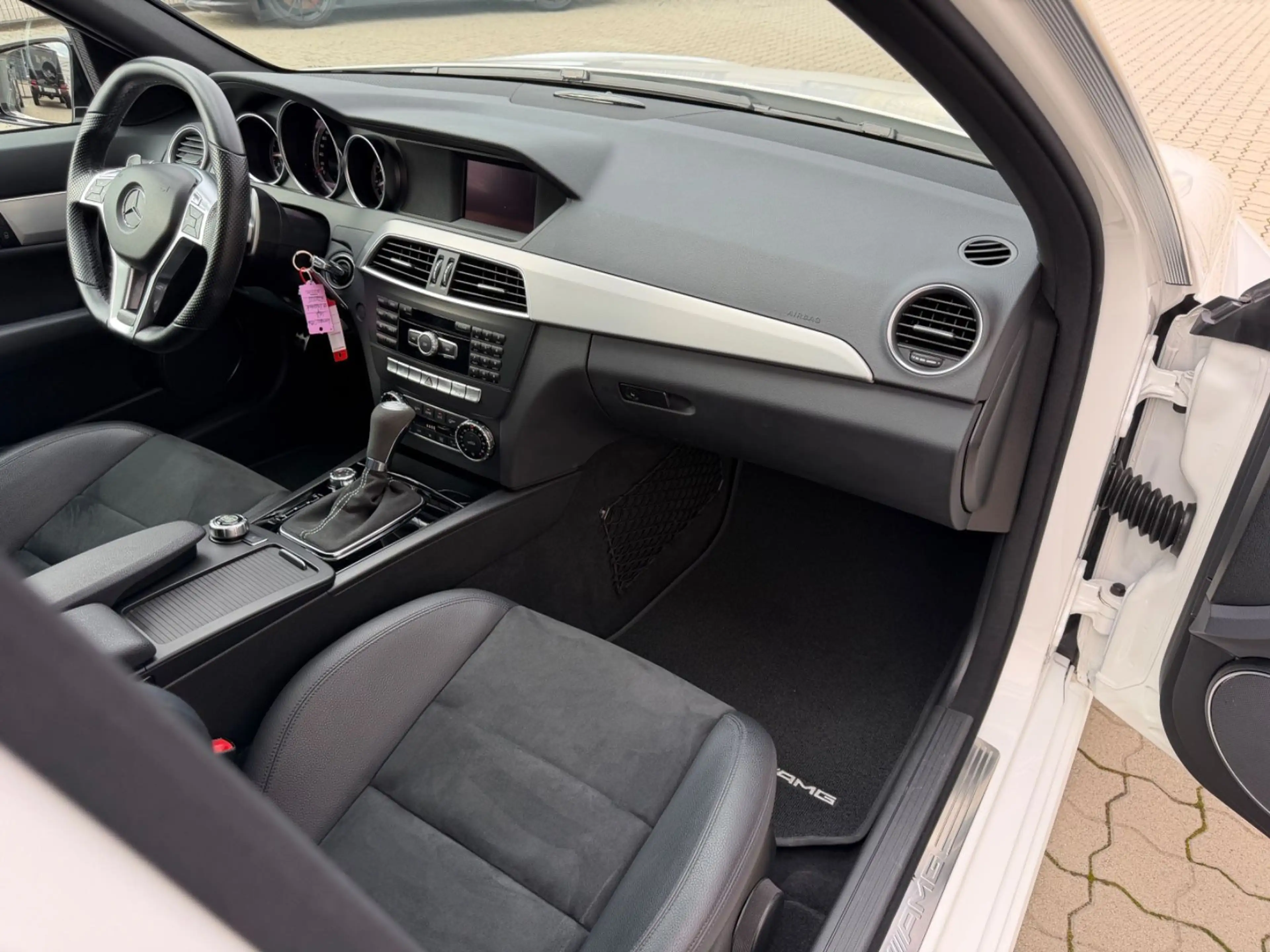 Mercedes-Benz C 63 AMG T-Modell !2 Hand, Premium, Service neu! — photo 12