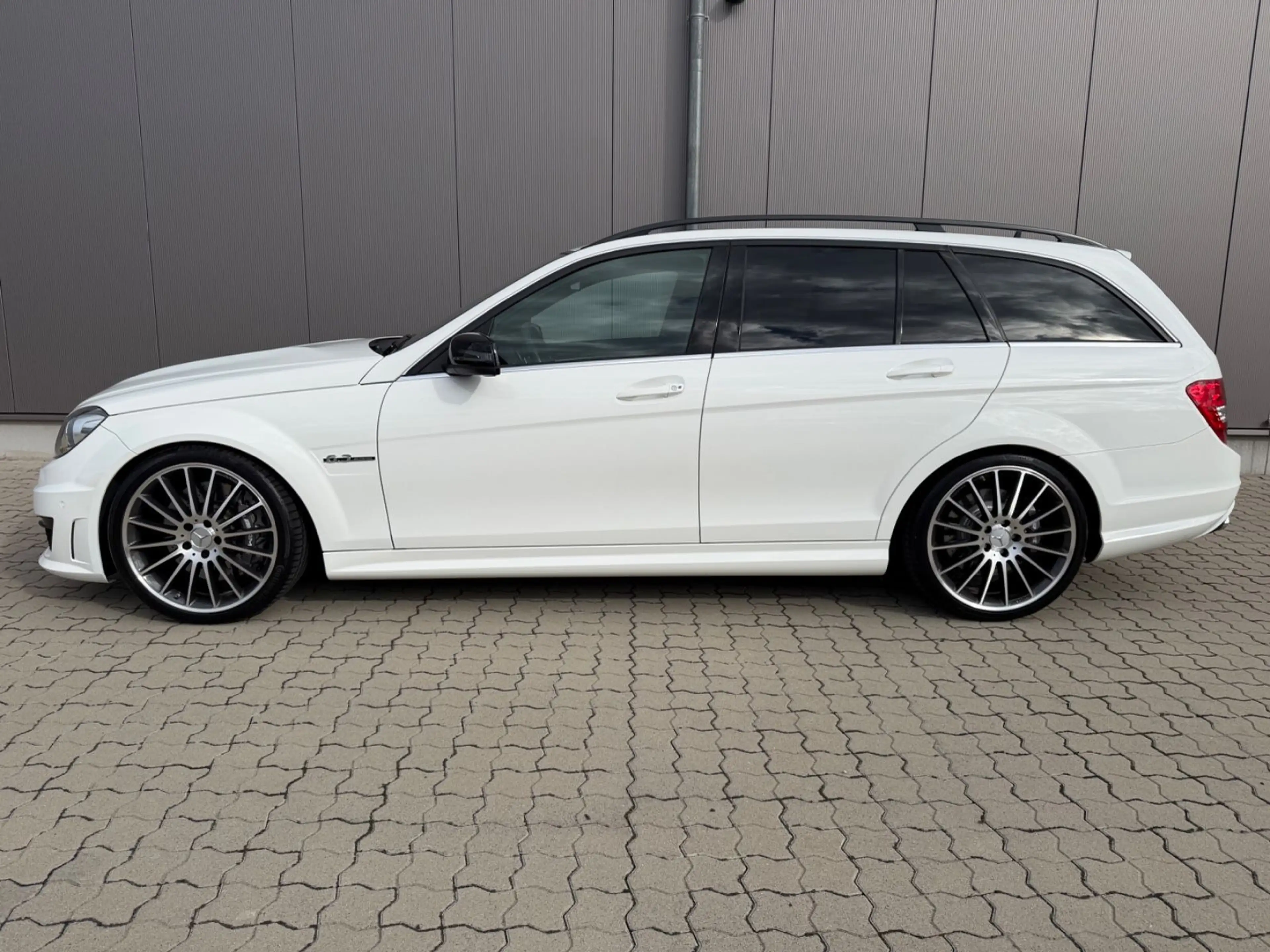 Mercedes-Benz C 63 AMG T-Modell !2 Hand, Premium, Service neu! — photo 2