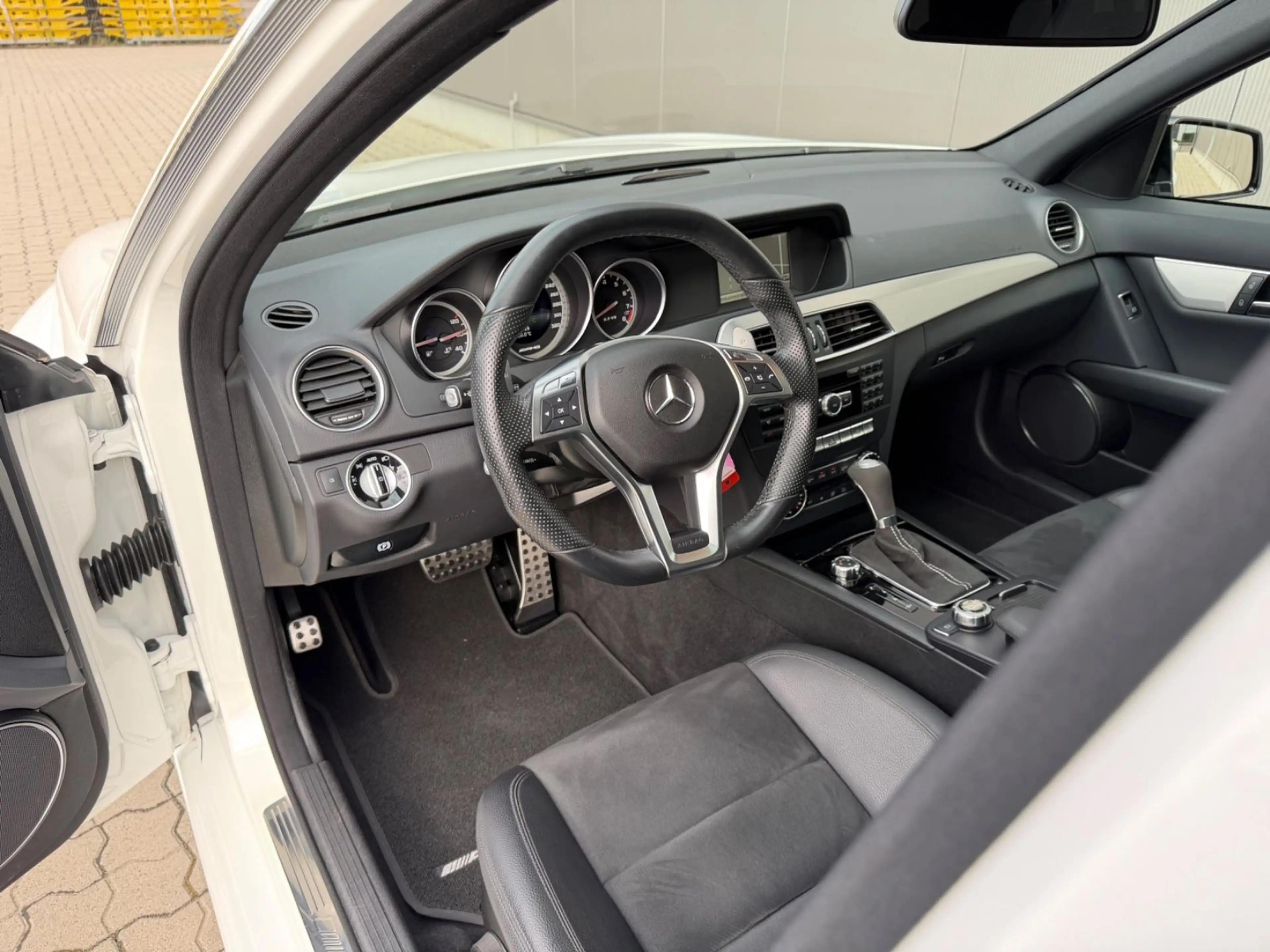 Mercedes-Benz C 63 AMG T-Modell !2 Hand, Premium, Service neu! — photo 6