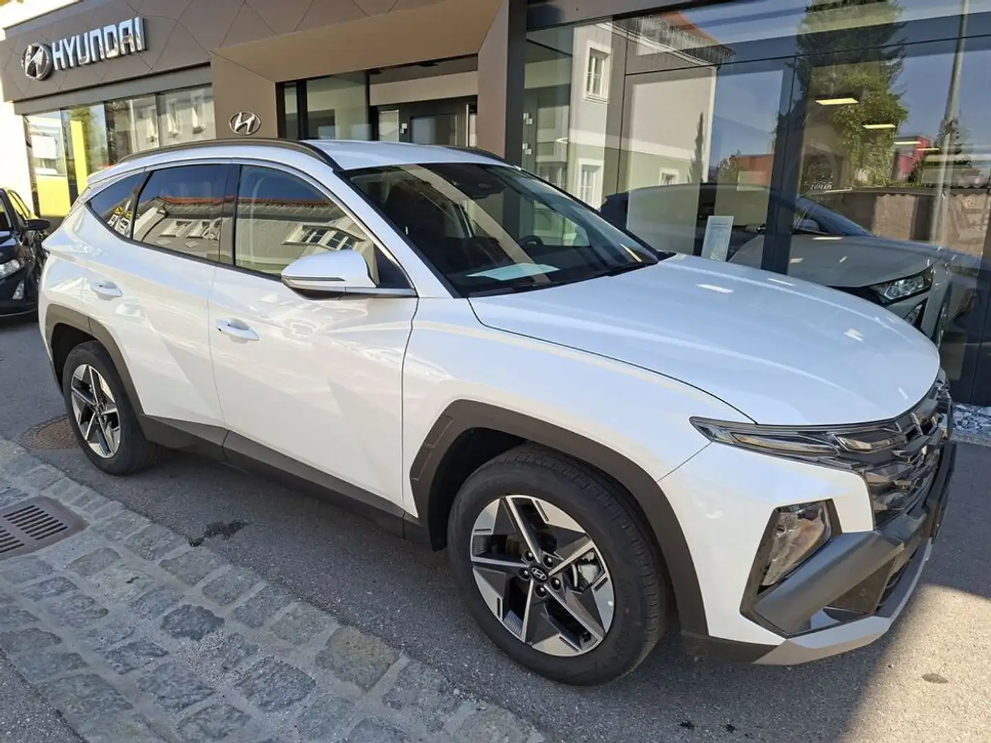 Hyundai TUCSON 1,6 T-GDI 2WD Go! Weiß - 2