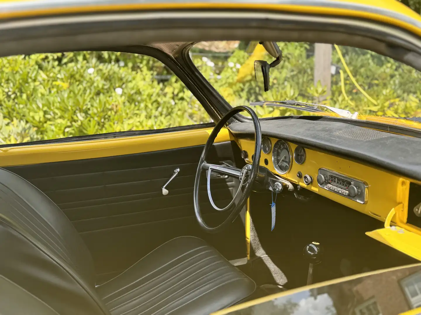 Volkswagen Karmann Ghia compleet gerestaureerd Geel - 1