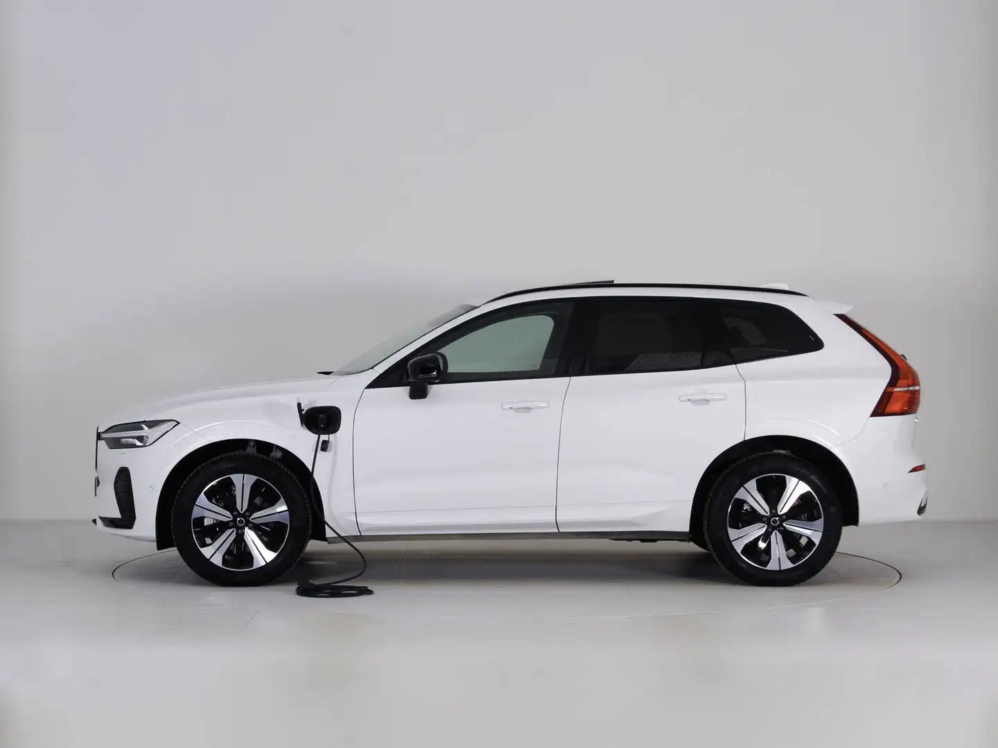 Volvo XC60 T6 Plug-in hybrid AWD automatico Plus Dark Bianco - 2