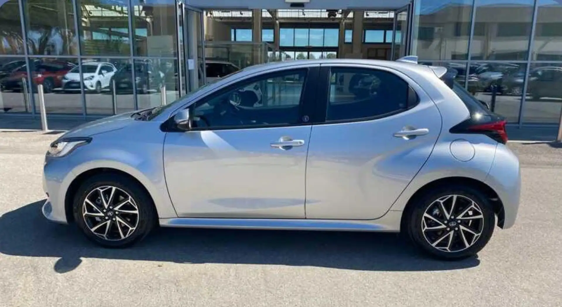 Toyota Yaris Yaris 1.5h Trend 115cv Plateado - 2
