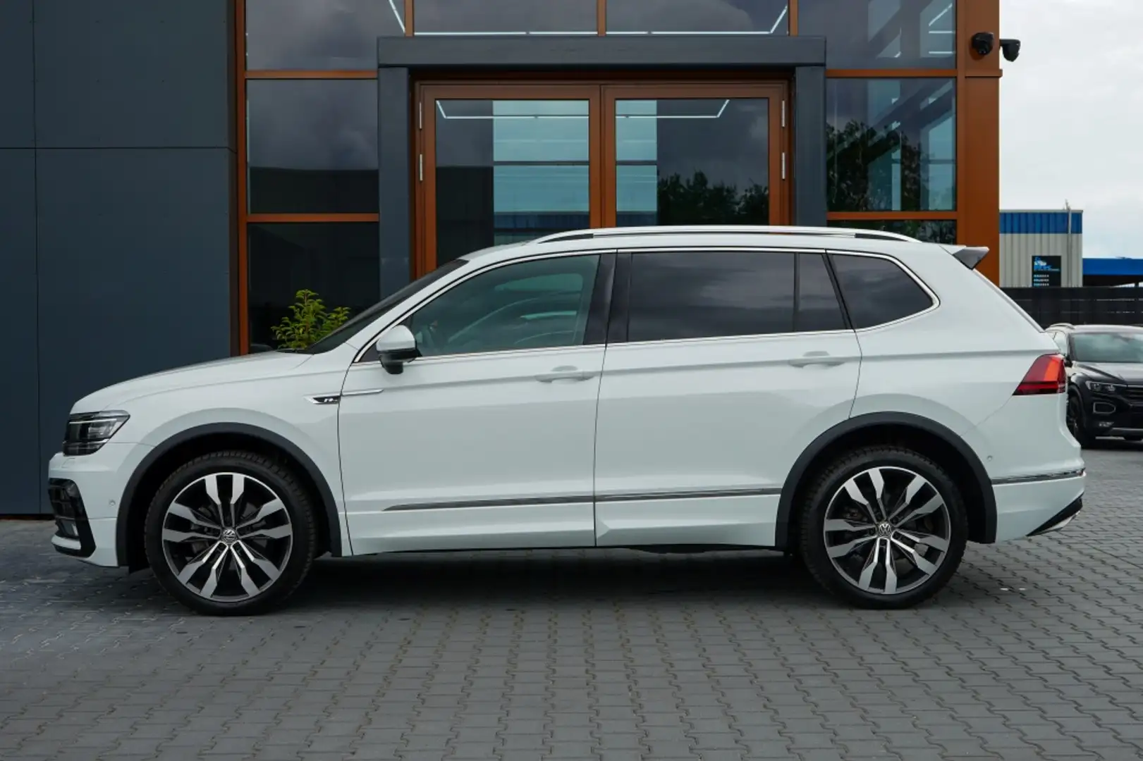 Volkswagen Tiguan Allspace 1.5 TSI HL Bus R 7p. | 3X R-Line | Pano | Dynn | B Wit - 2