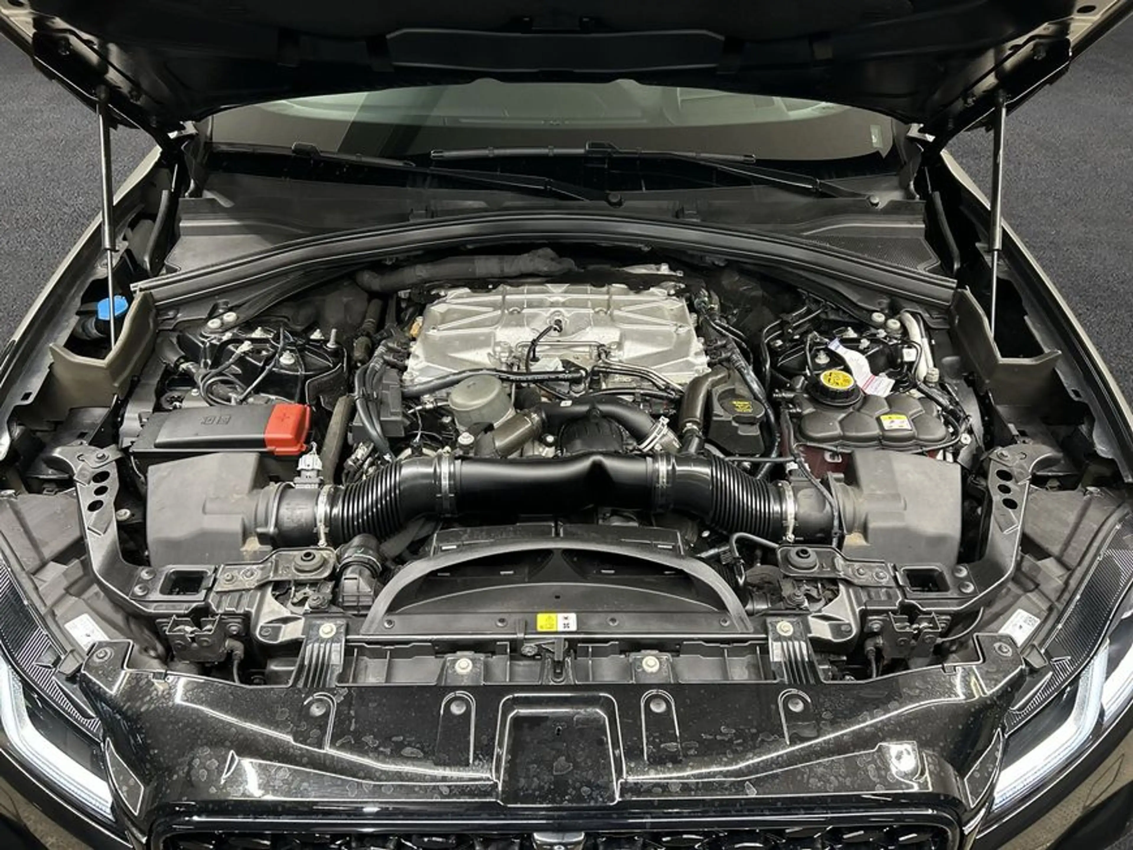 Jaguar F-Pace P550 AWD SVR — photo 11