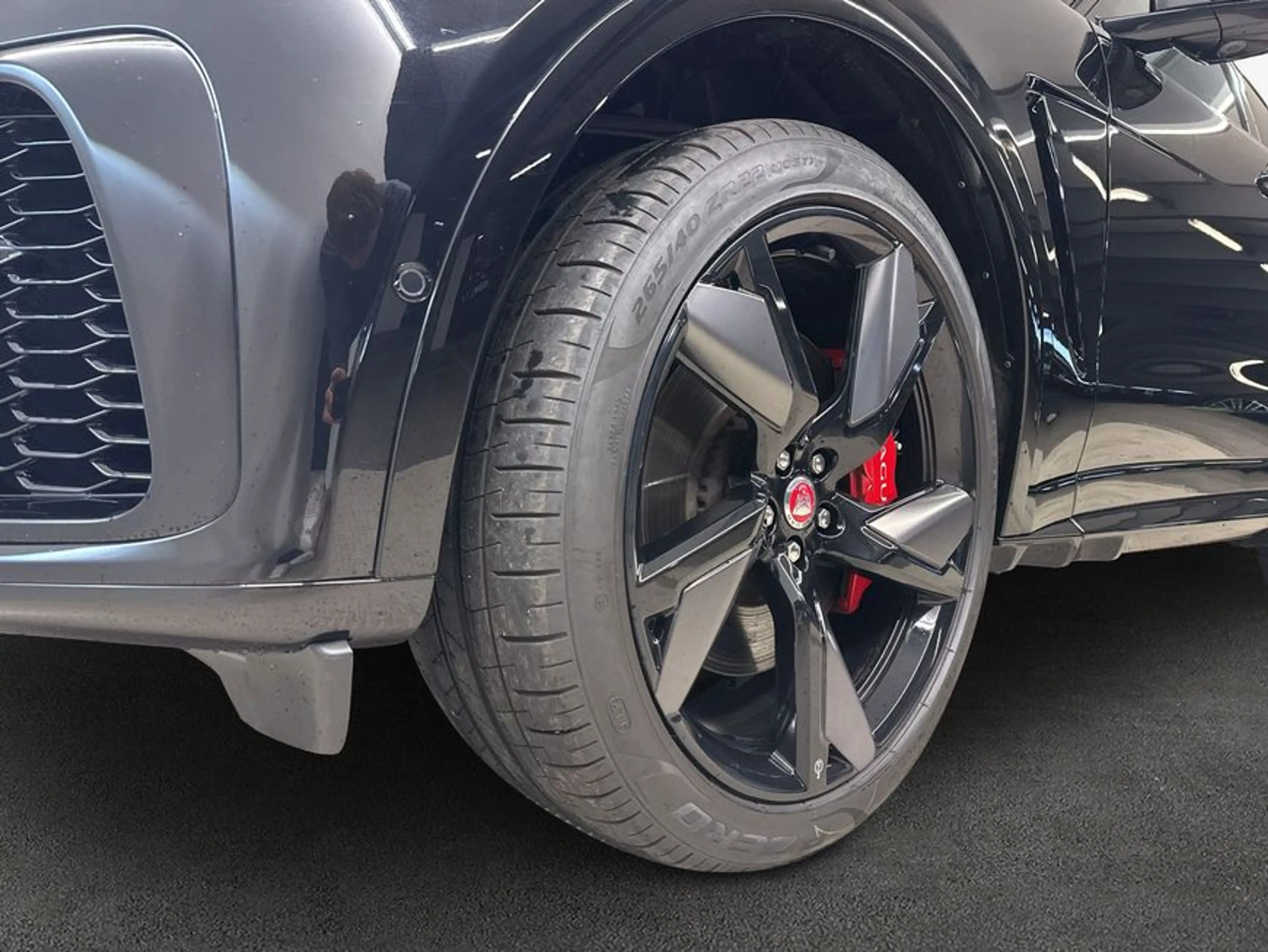Jaguar F-Pace P550 AWD SVR — photo 13