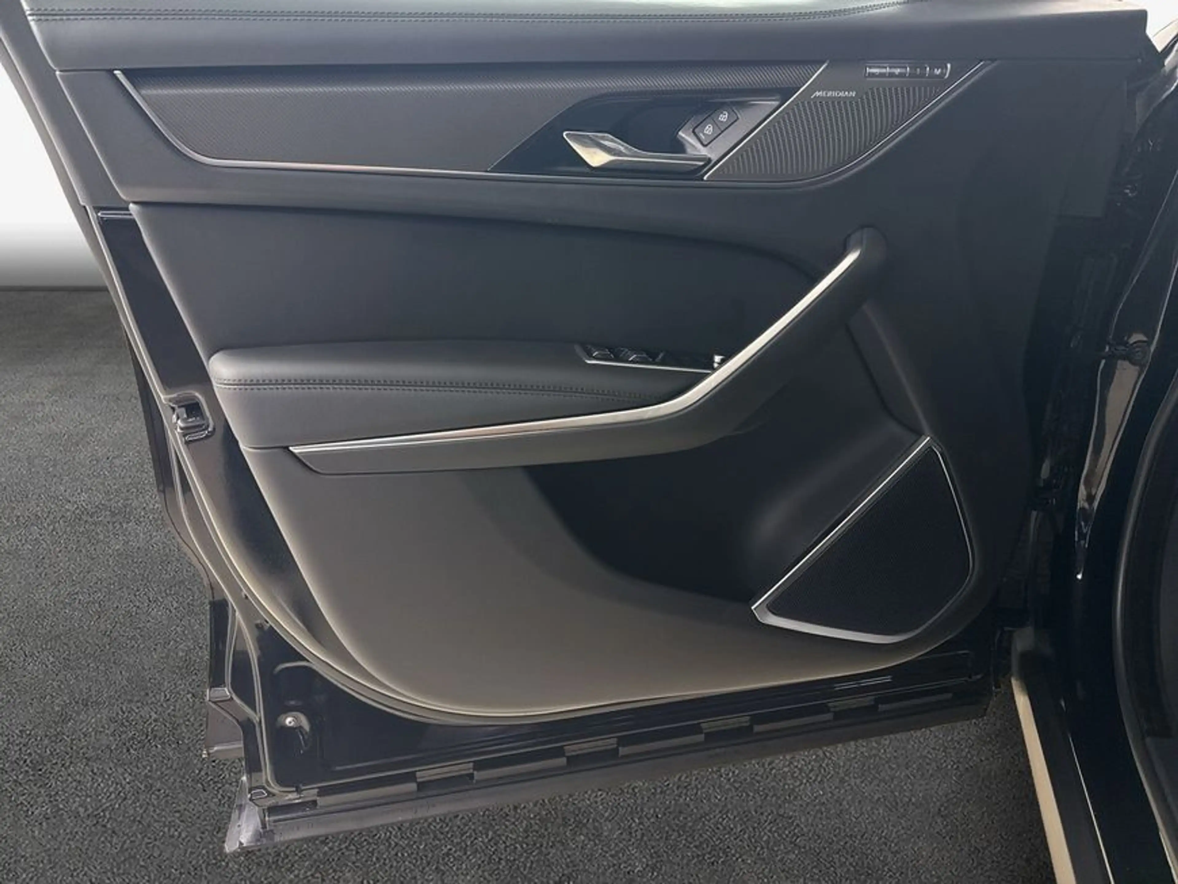 Jaguar F-Pace P550 AWD SVR — photo 14