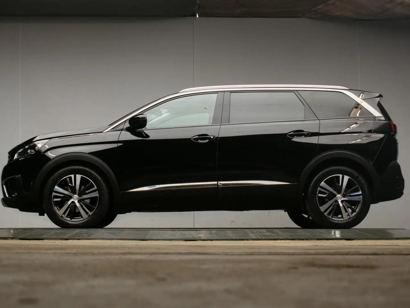 Peugeot 5008 1.2 PureTech Allure Sport (APPLE CARPLAY,NAVI,LED, Zwart - 1