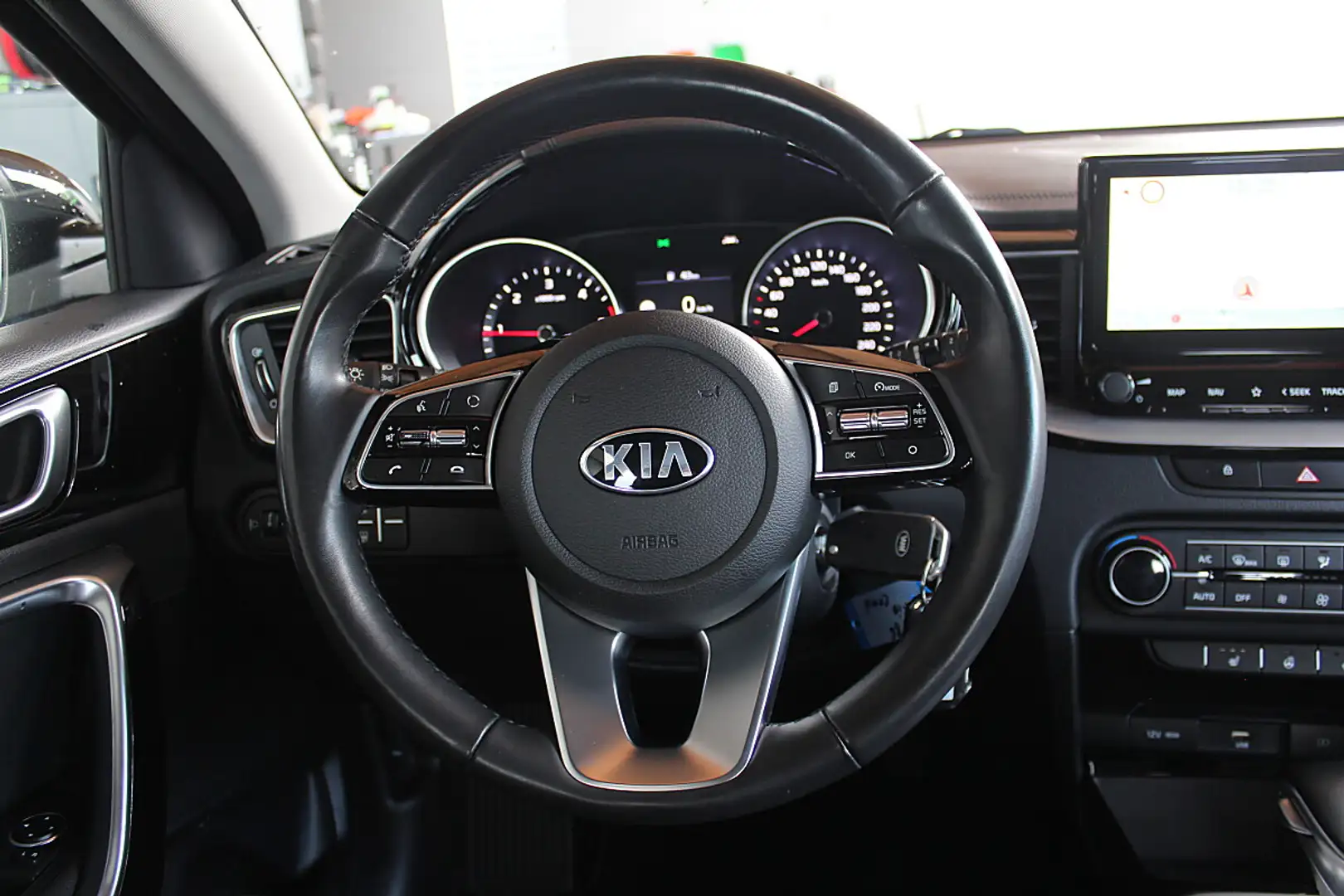 Kia Ceed SW / cee'd SW ceed SW 1,6 CRDi SCR ISG Silber 48V DCT|Navi|La... Schwarz - 2