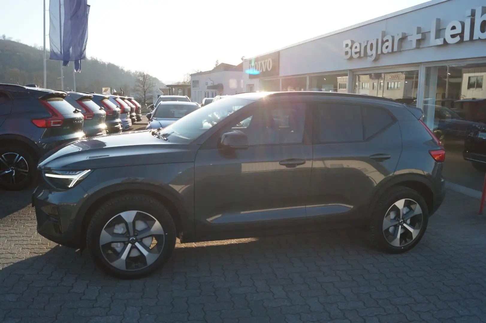 Volvo XC40 B4 Benz. 2WD Ultra Dark DKG/AHK/Stand/Leder Grün - 2