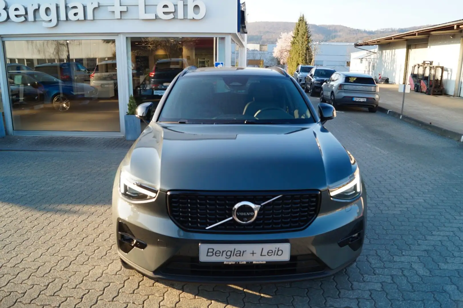 Volvo XC40 B4 Benz. 2WD Ultra Dark DKG/AHK/Stand/Leder Grün - 1