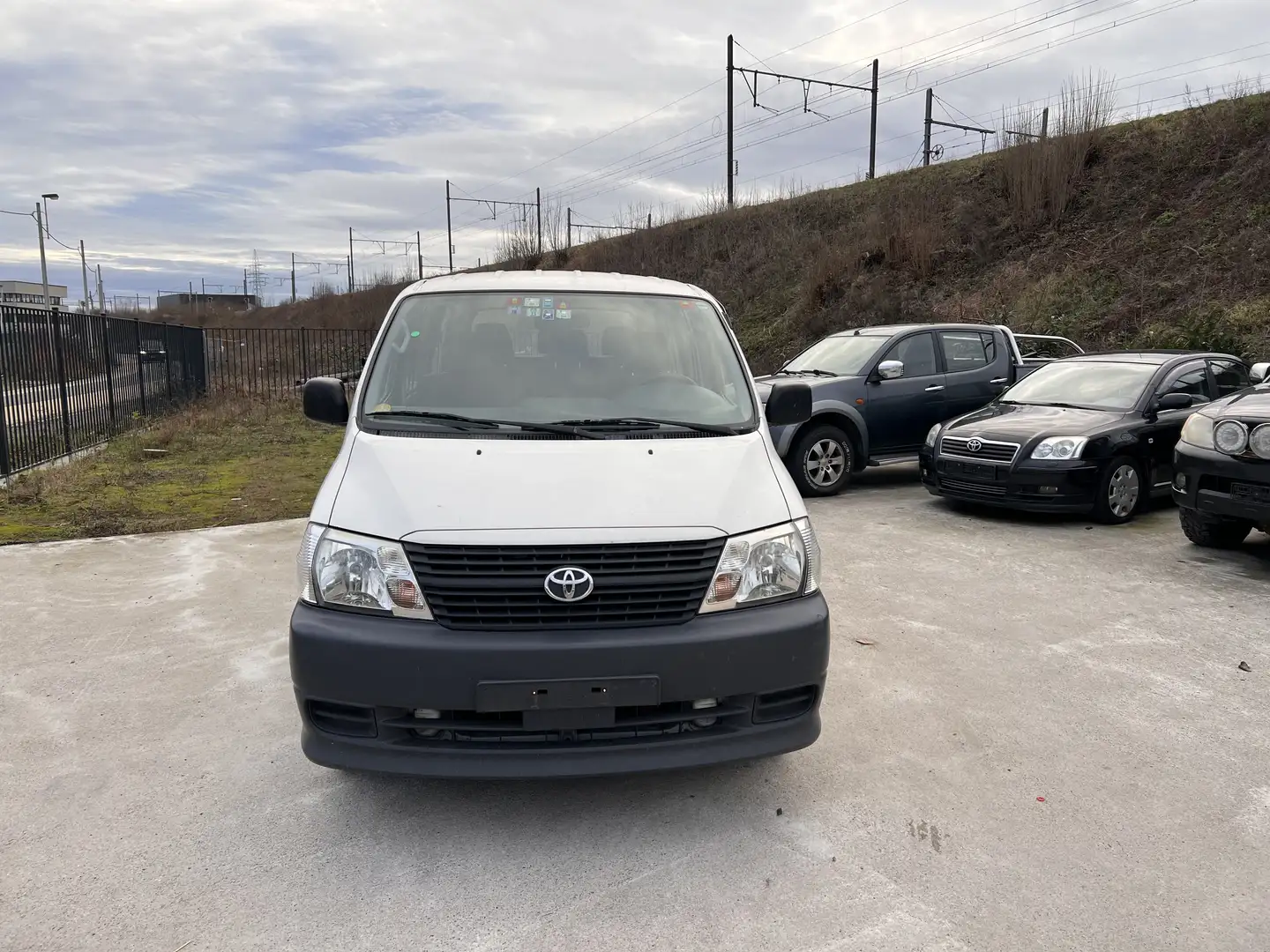 Toyota Hiace 2.5 D 8 Place . PRIX MARCHAND OU EXPORT - 1