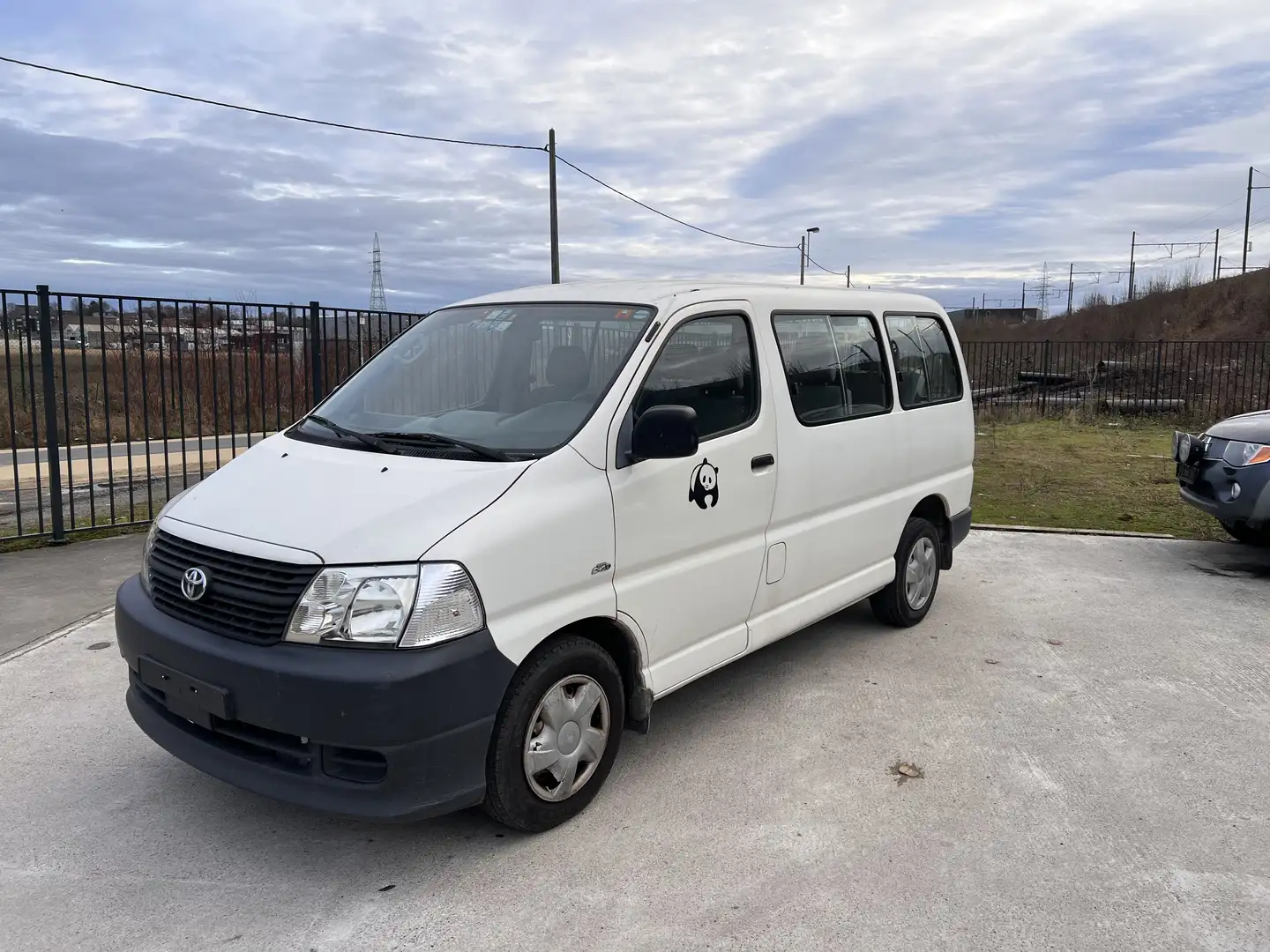 Toyota Hiace 2.5 D 8 Place . PRIX MARCHAND OU EXPORT - 2