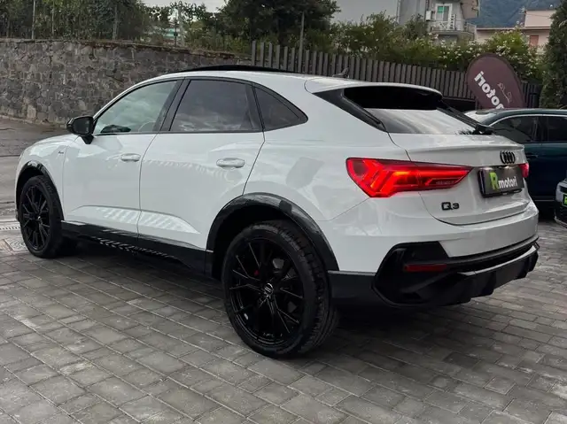 Audi Q3 view 20