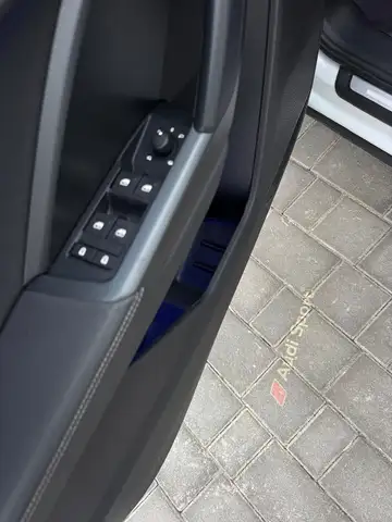 Audi Q3 view 15
