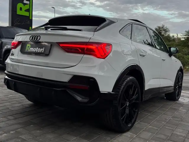 Audi Q3 view 21