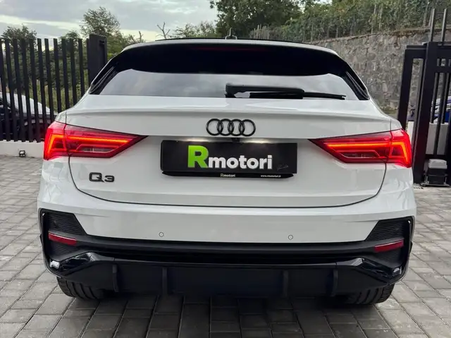 Audi Q3 view 23